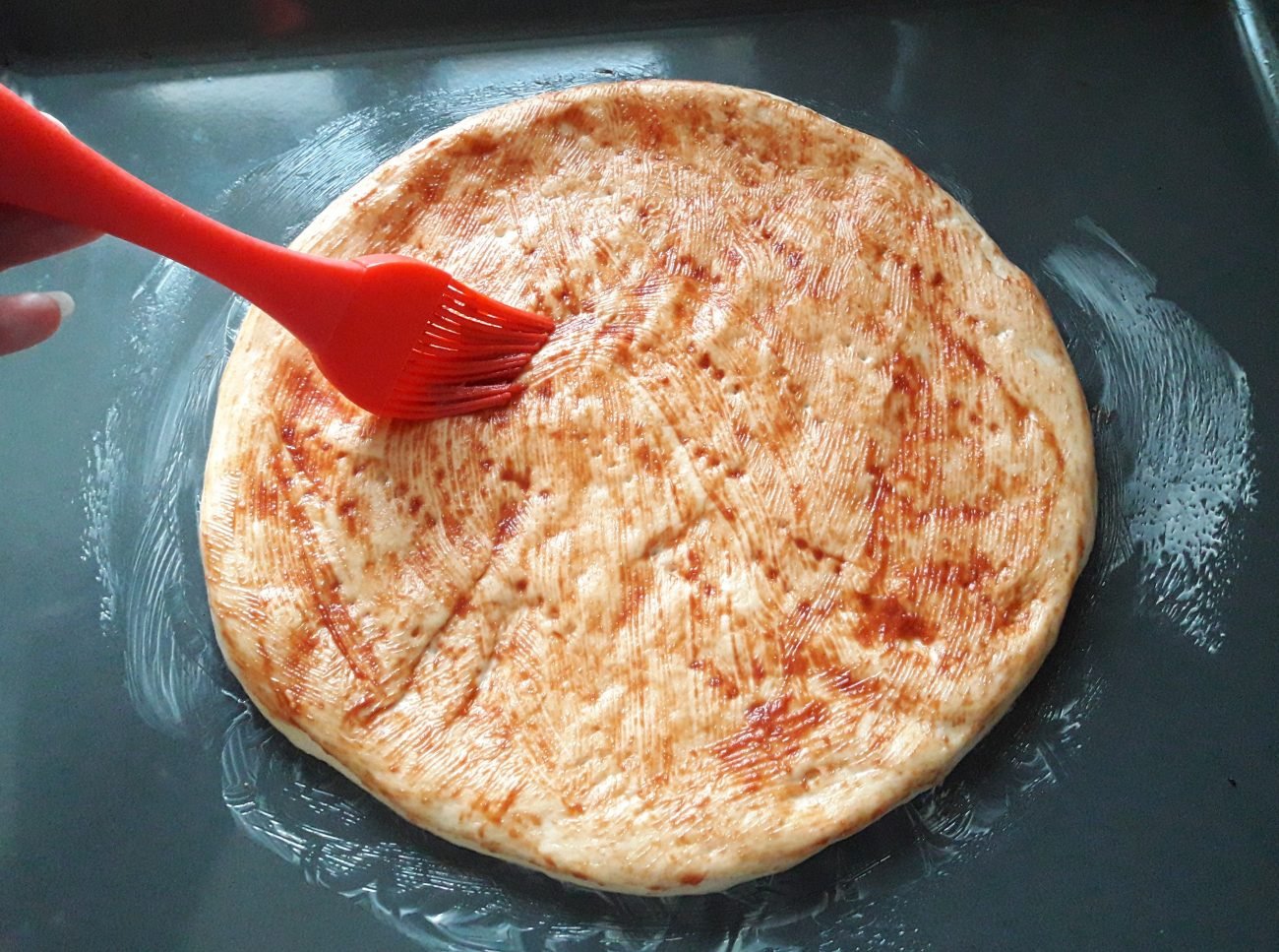 Быстрый рецепт тонкого теста для пиццы. Тесто для пиццы. Теста для пиццы без дрожжей. Тесто для пиццы без дрожжей. Вкуснейшее тесто для пиццы.