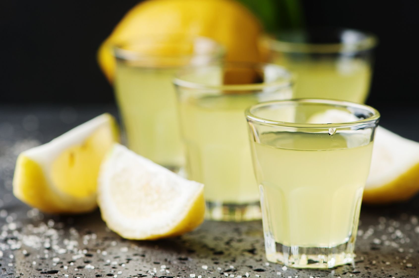Настойка лимона на воде. Лимончелло ликер. Лимонный ликёр Limoncello. Лимонад Лимончелло.