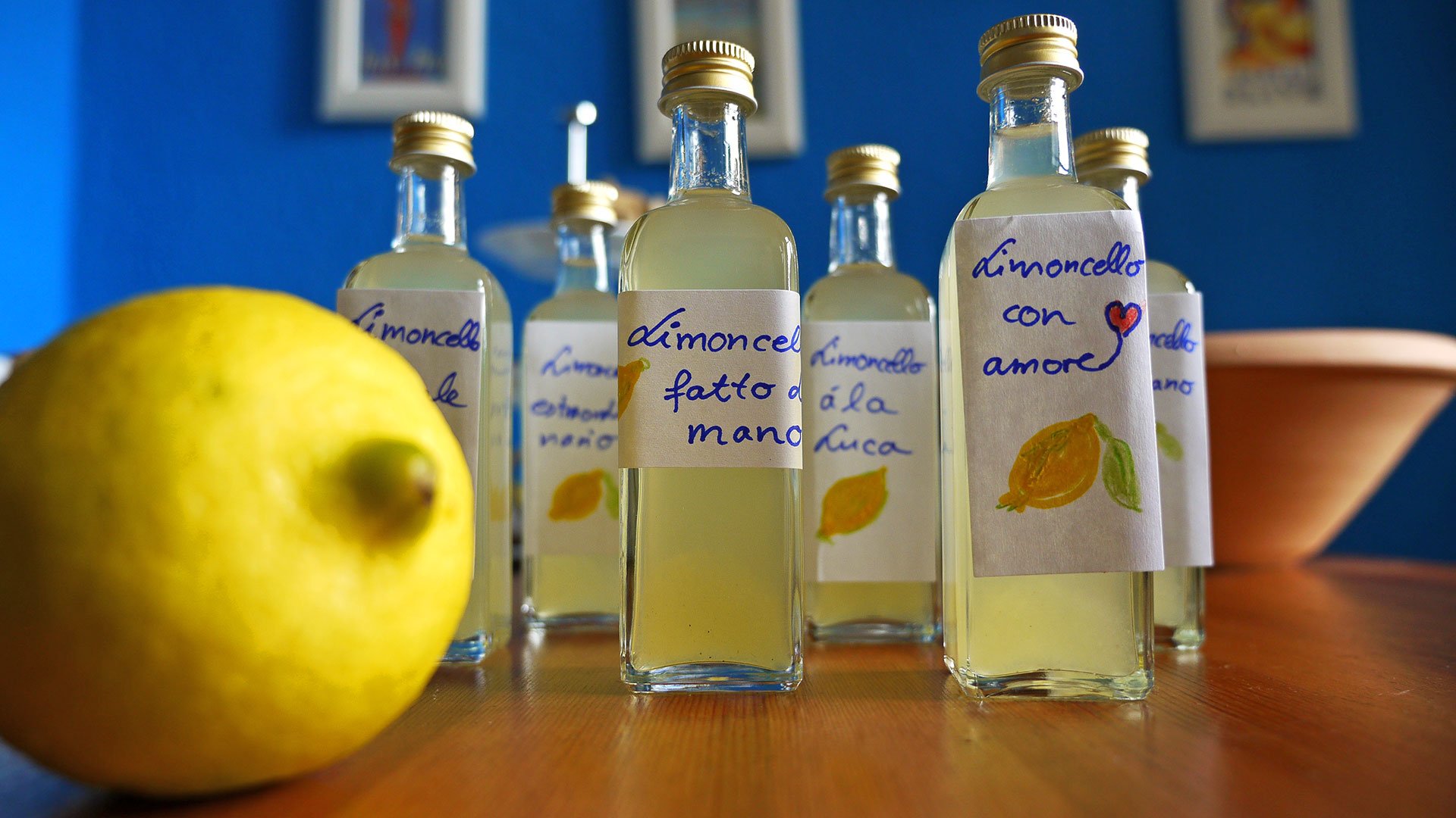 Лимончелло 1 литр. Лимонный ликер Лимончелло. Лимончелло итальянские ликёры. Дижестив Лимончелло. Белорусский ликер лимонный Лимончелло.