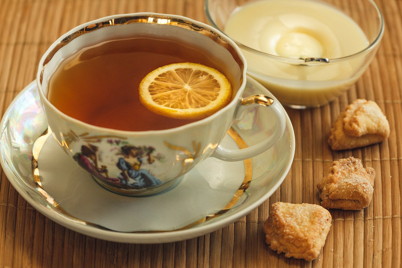 Вкусный чай с лимоном. Чай с лимоном. Чашка с чаем. Утренний чай. Чаепитие.