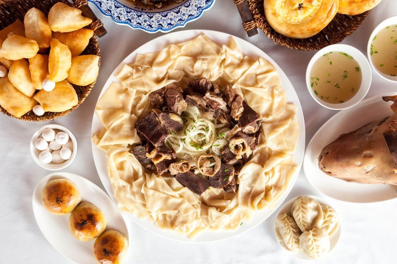 Блюда казахского народа. Дастархан бешбармак. Бешбармак баурсак дастархан. Казахская кухня бешбармак. Казахская кухня дастархан.