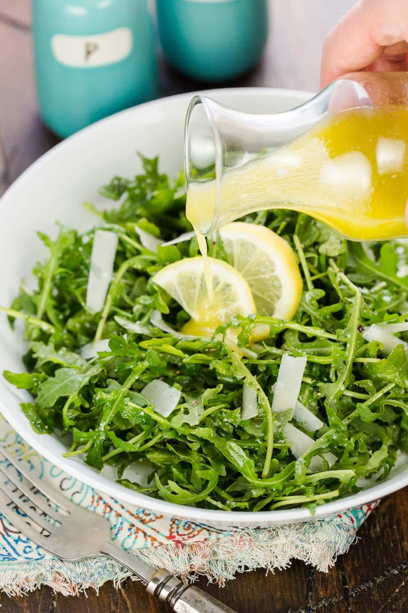 Заправка к овощному салату. Зелень для салатов. Салат из зелени. Салат с лимонным соком. Салат с оливковым маслом.