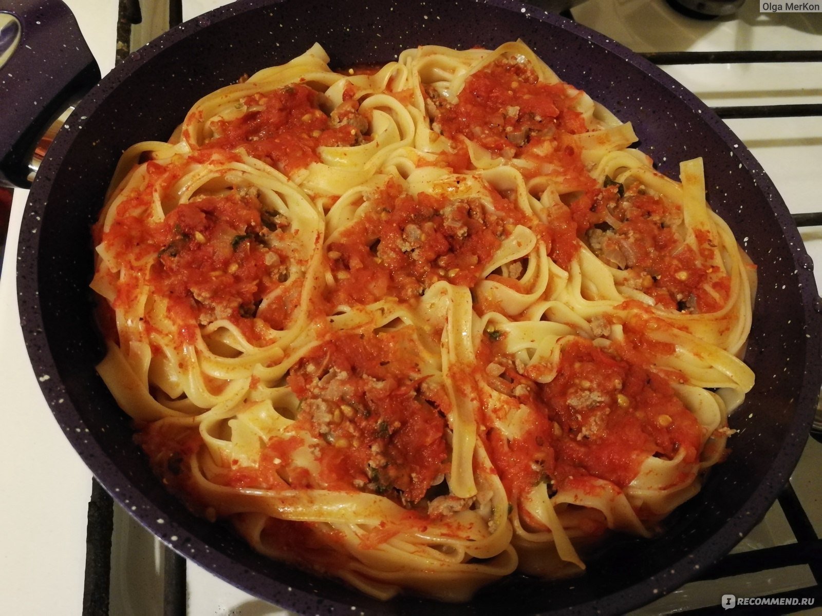 Макароны гнезда с томатным соусом. Спагетти с фаршем на сковороде. Макароны гнезда. Гнезда из спагетти. Спагетти с сыром и помидорами в духовке.