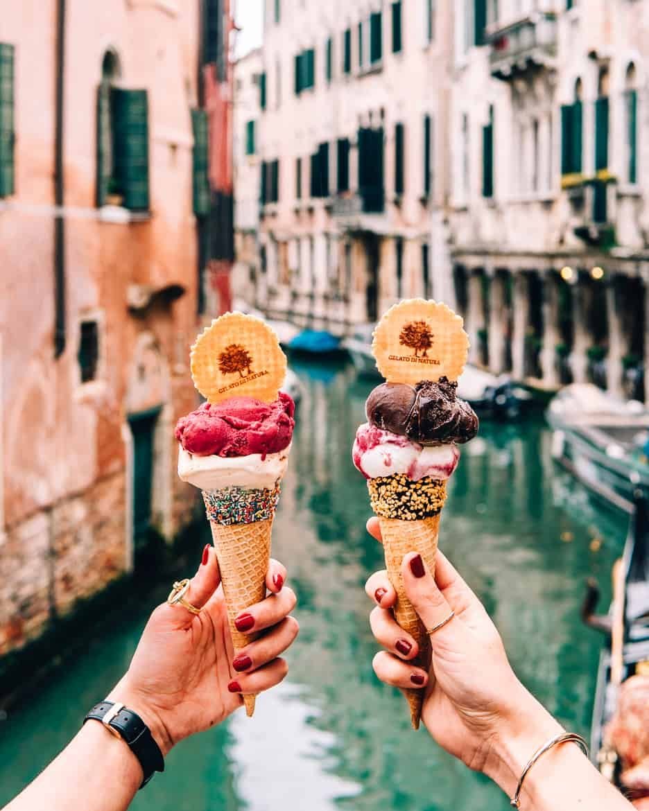 Мороженое на фоне Италии