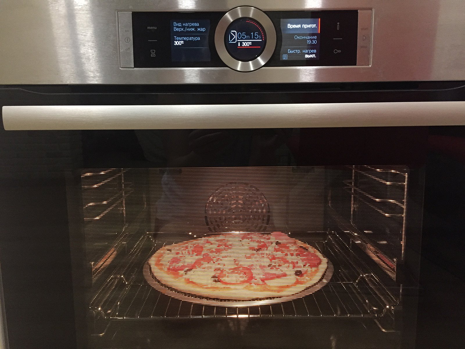 Сколько по времени печь пиццу в духовке. Пицца в духовке. Круглая пицца в духовке. Печь для пиццы электрическая. Духовой шкаф для приготовления пиццы.