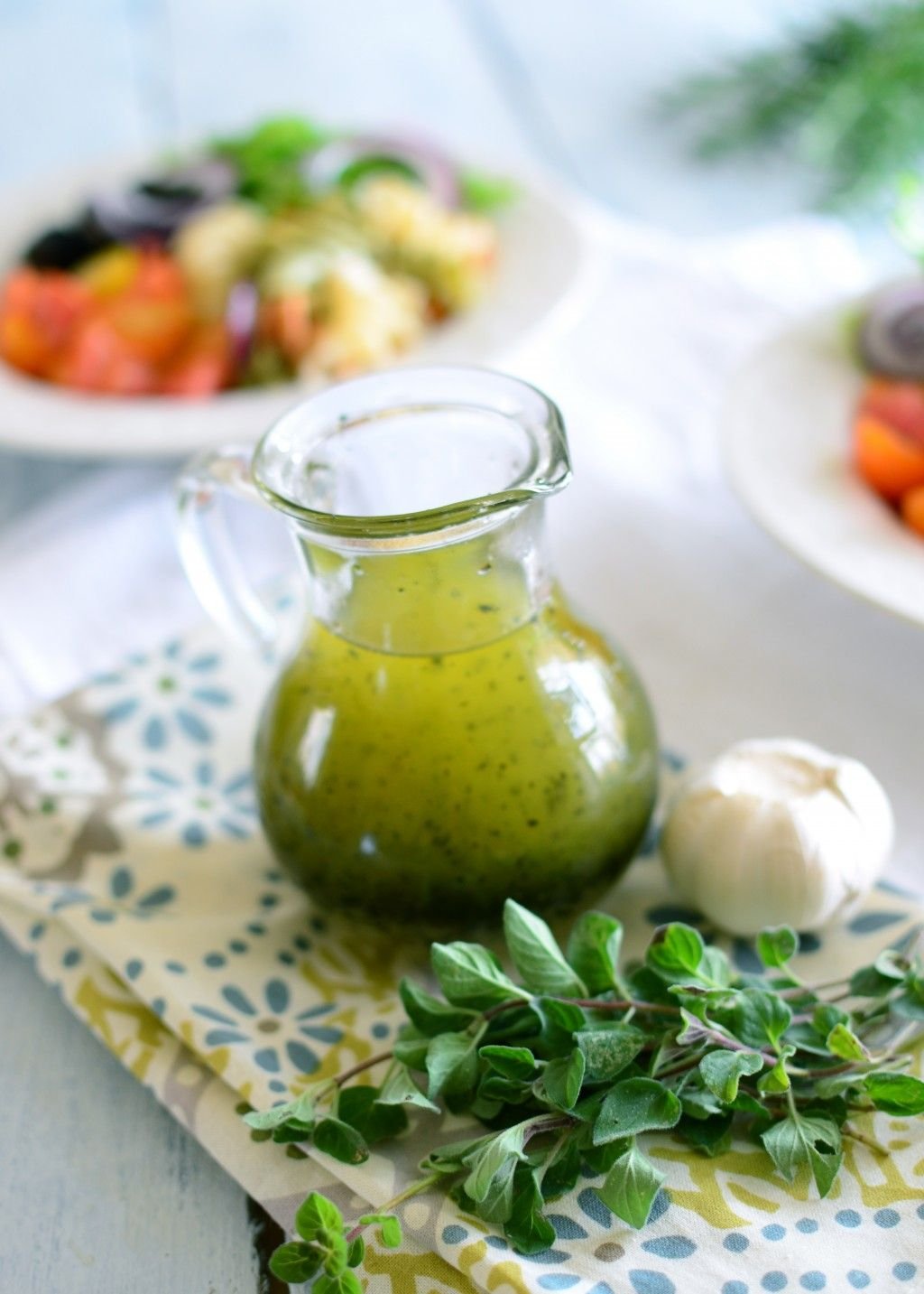 Заправка для салатов на растительном. Соус Vinaigrette. Соусы на растительном масле. Салат с оливковым маслом. Итальянский соус для салата.