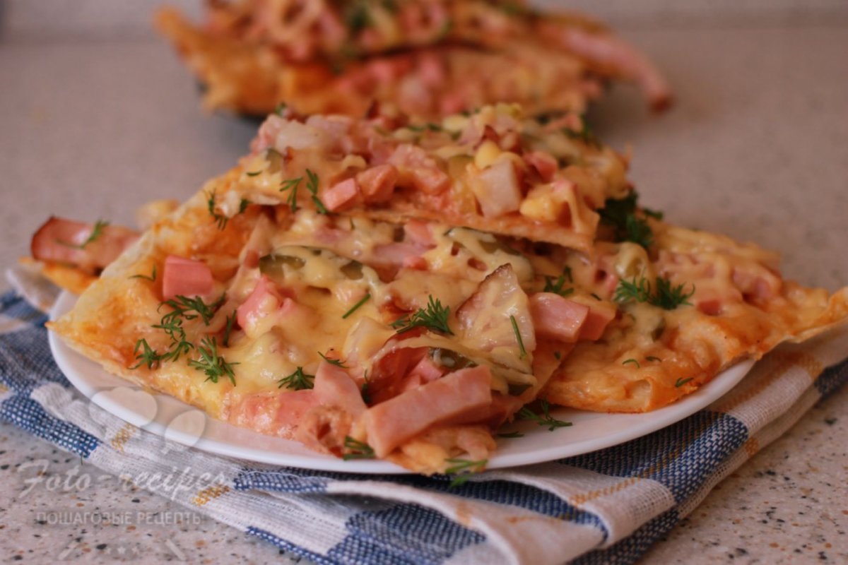 пицца с лавашом на сковороде с яйцом и сыром и колбасой и помидорами рецепт фото 35