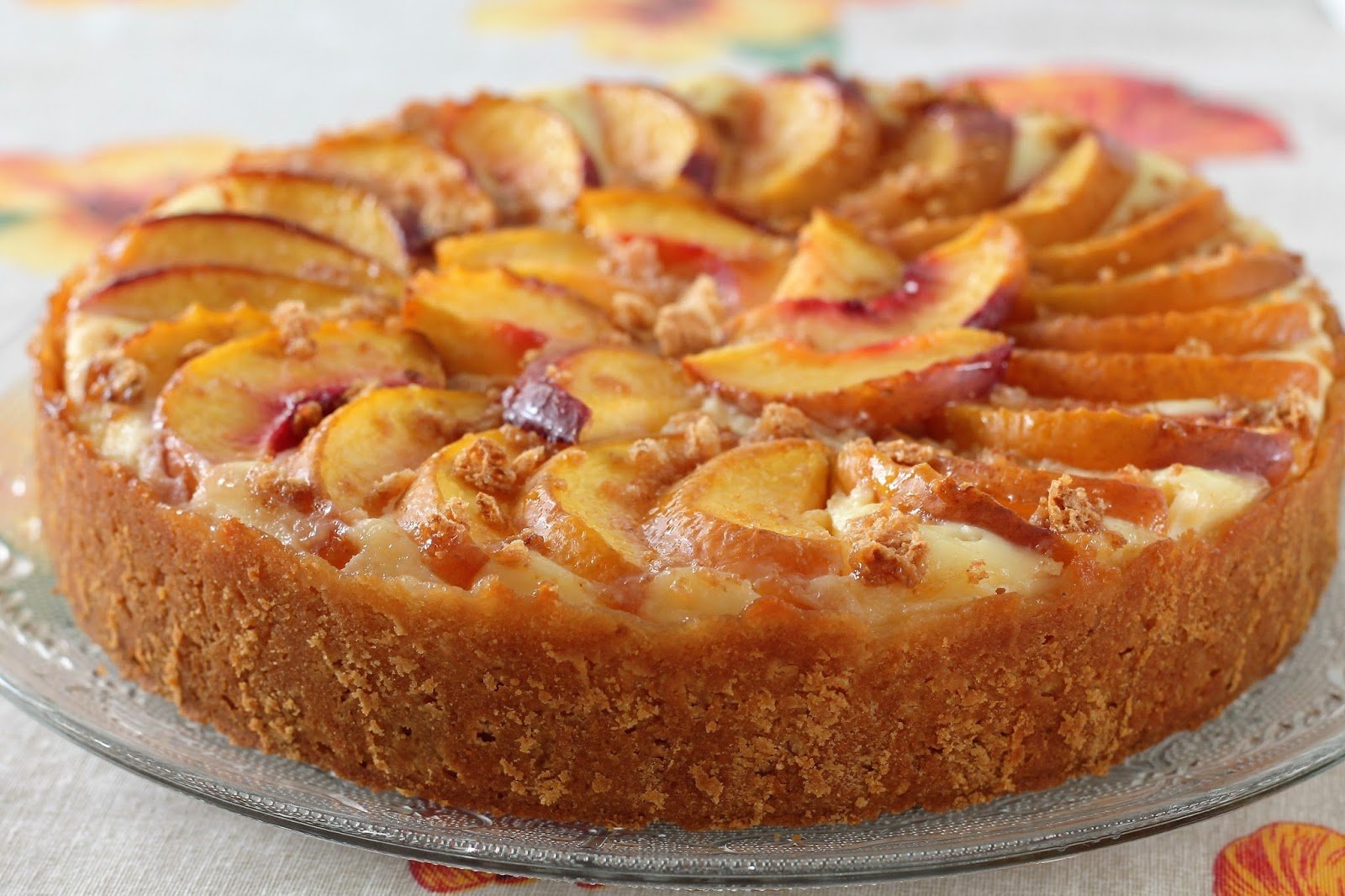 Песочное тесто с яблоками в духовке рецепт. Творожно фруктовый пирог. Пирог с творогом и фруктами. Яблочный пирог. Шарлотка с персиками.