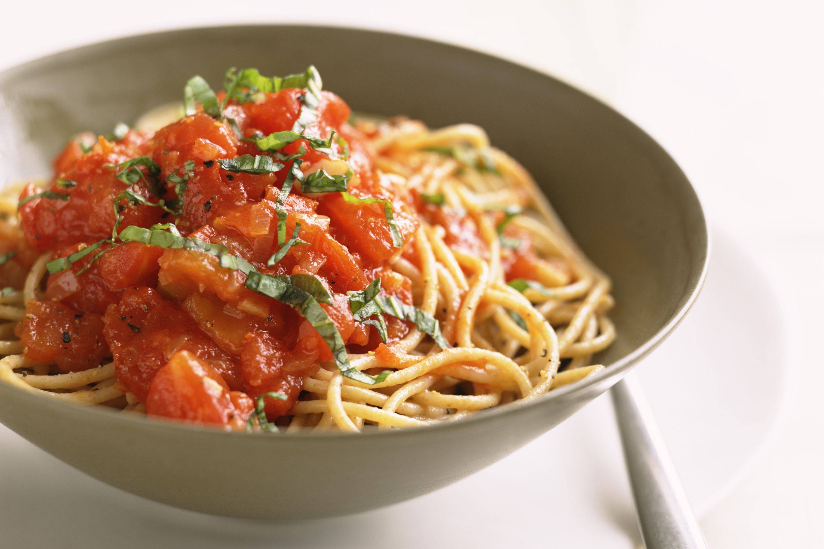 Лапша с томатами. Паста с томатным соусом Геншин. Спагетти в томатном соусе. Томат паста. Спагетти с томатным соусом и сыром.