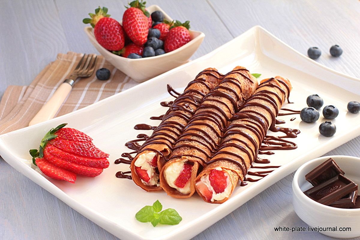 Блины с шоколадом и клубникой