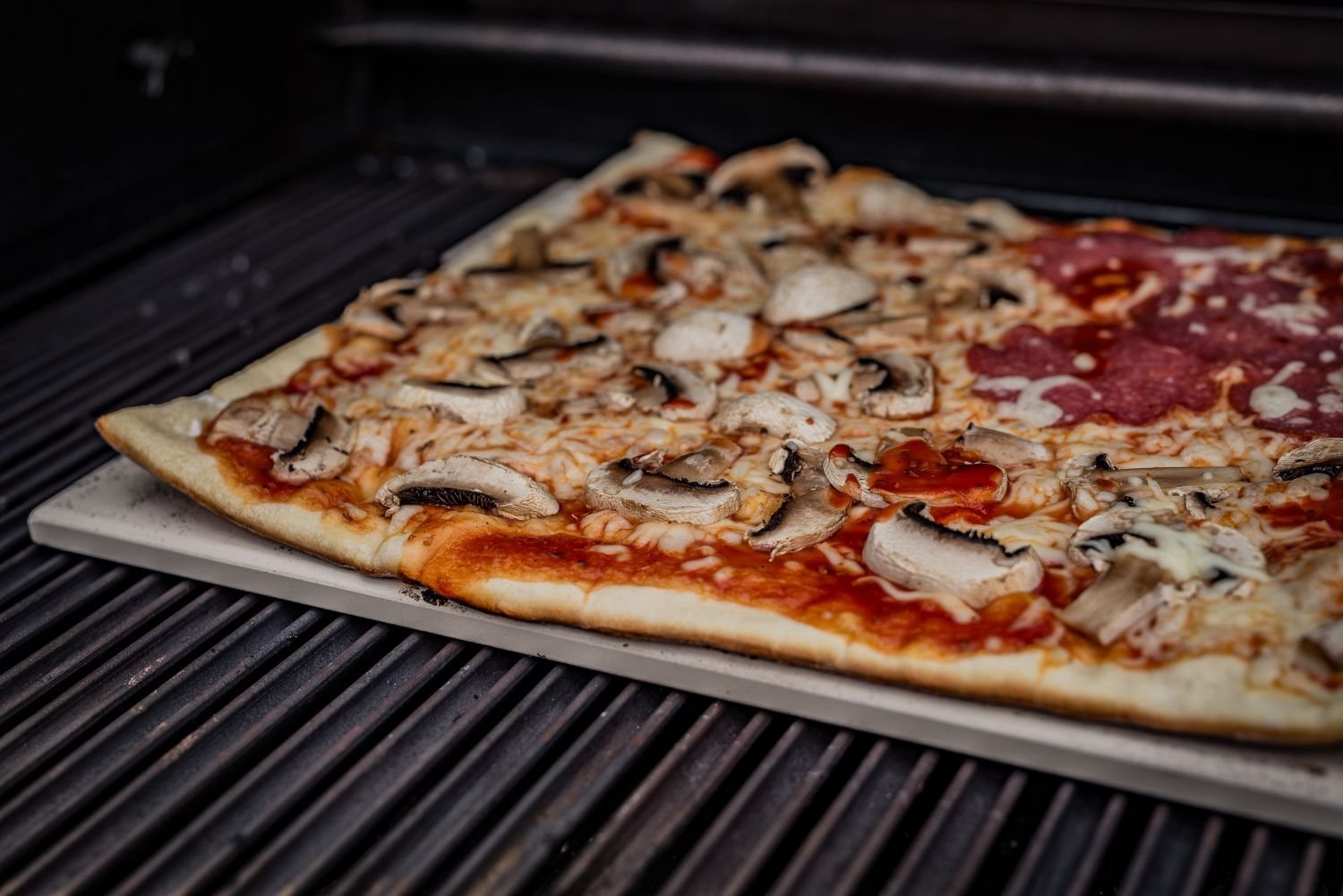 Пицца грей. Пицца в духовке. Пицца на мангале. Пицца на гриле. Камень для пиццы.