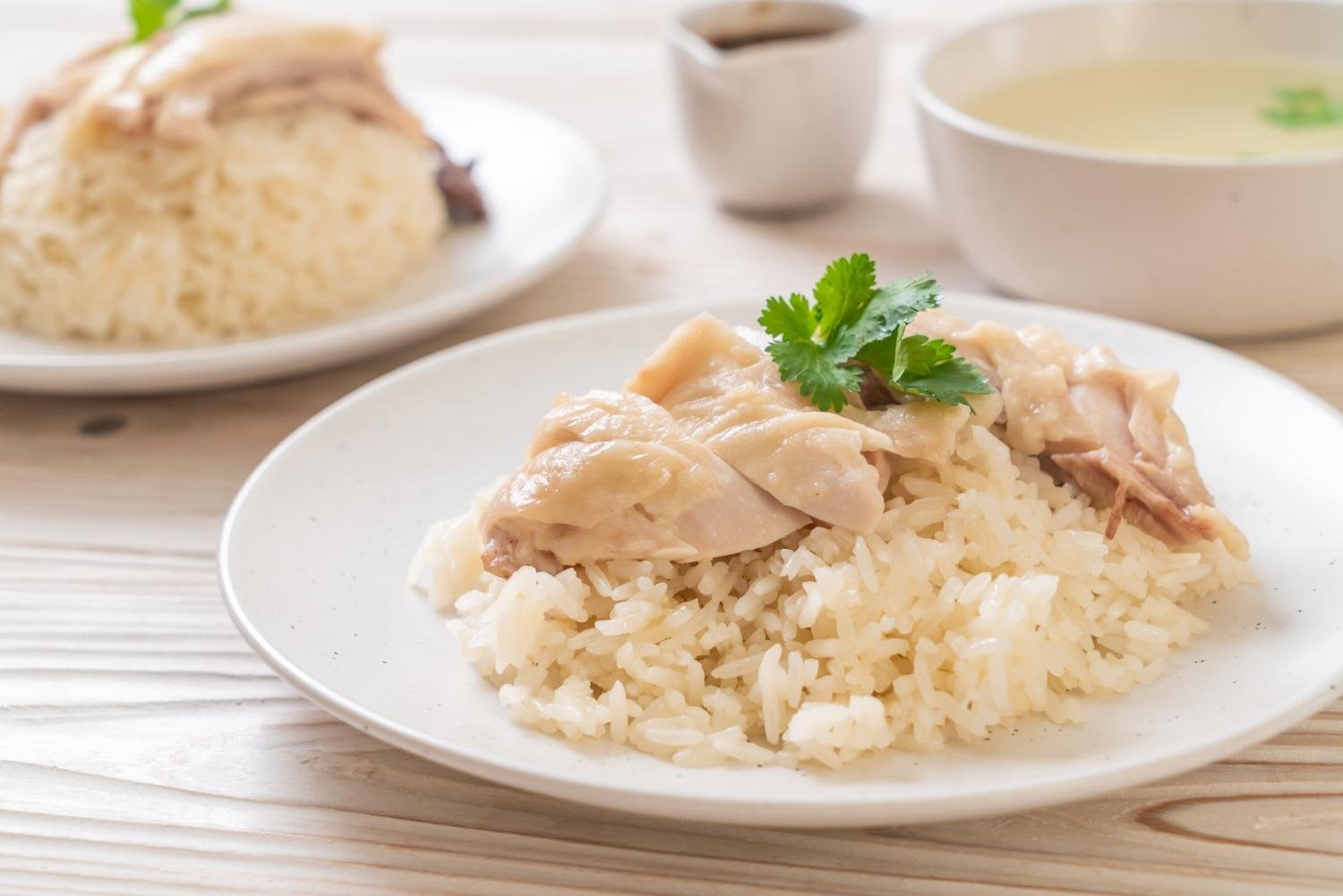 Вареная рис курам. Вареная курица с рисом. Рис с отварной курицей. Отварной рис с куриной грудкой. Куриная грудка с рисом.