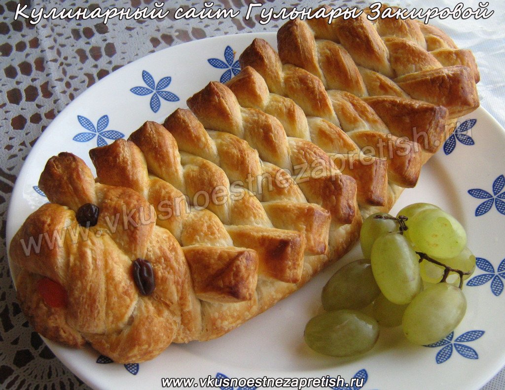 Пирог из слоеного теста с яблоками и изюмом