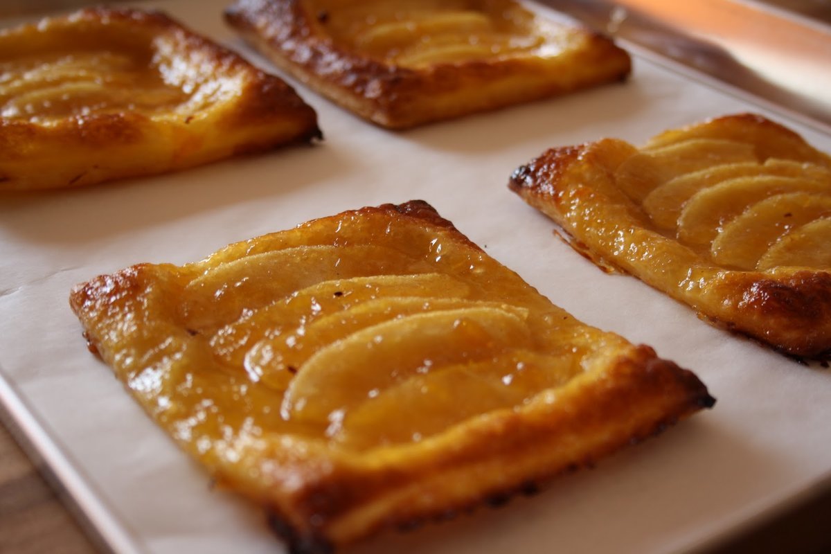 Слойки с яблоками