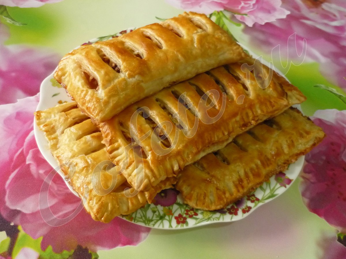 Слоеные пирожки с яблоками