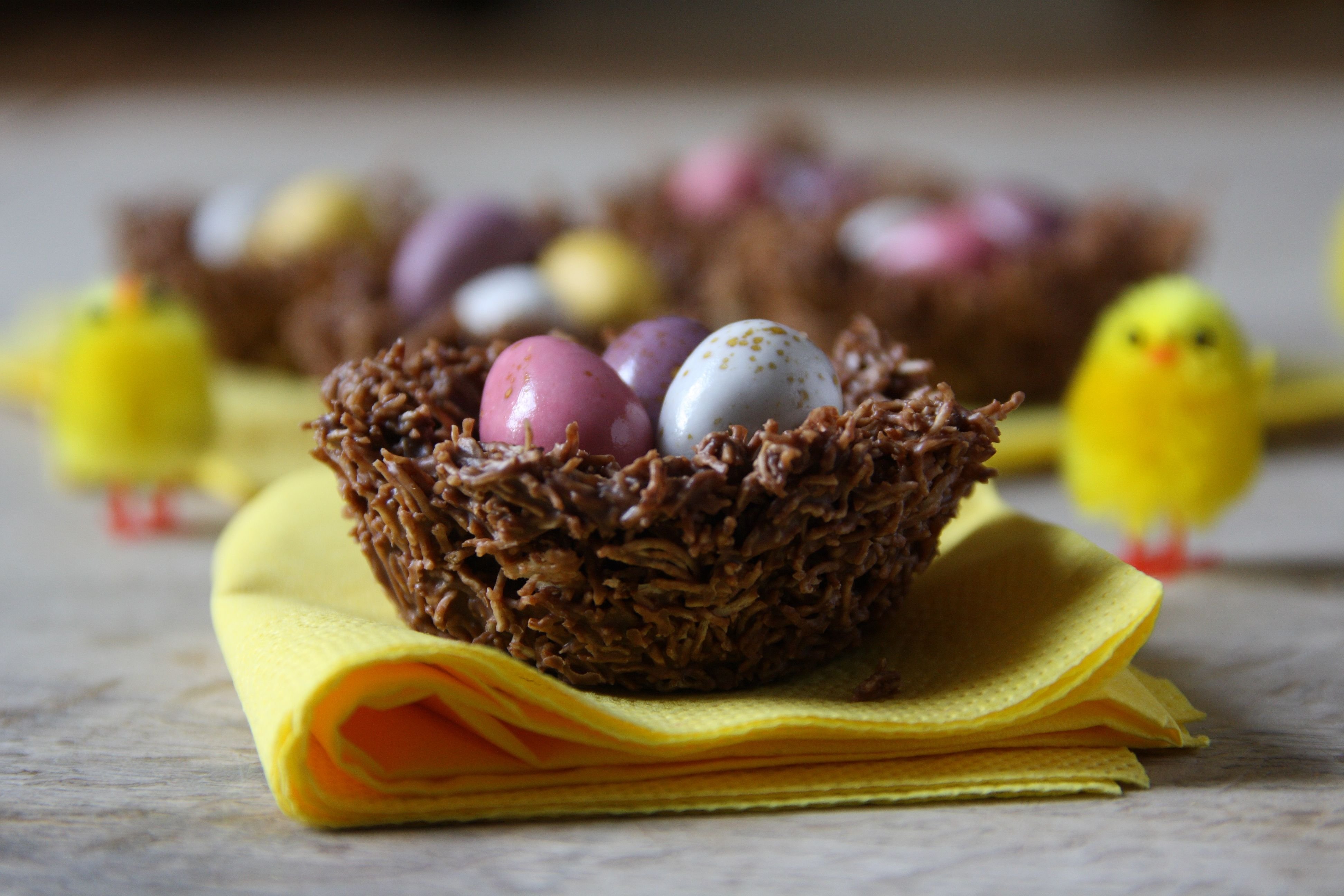 Гнездо из шоколада. Шоколадные гнезда на Пасху. Шекаладные гнёзда на Пасху. Гнезда на Пасху из шоколада. Пасхальные гнезда из шоколада.