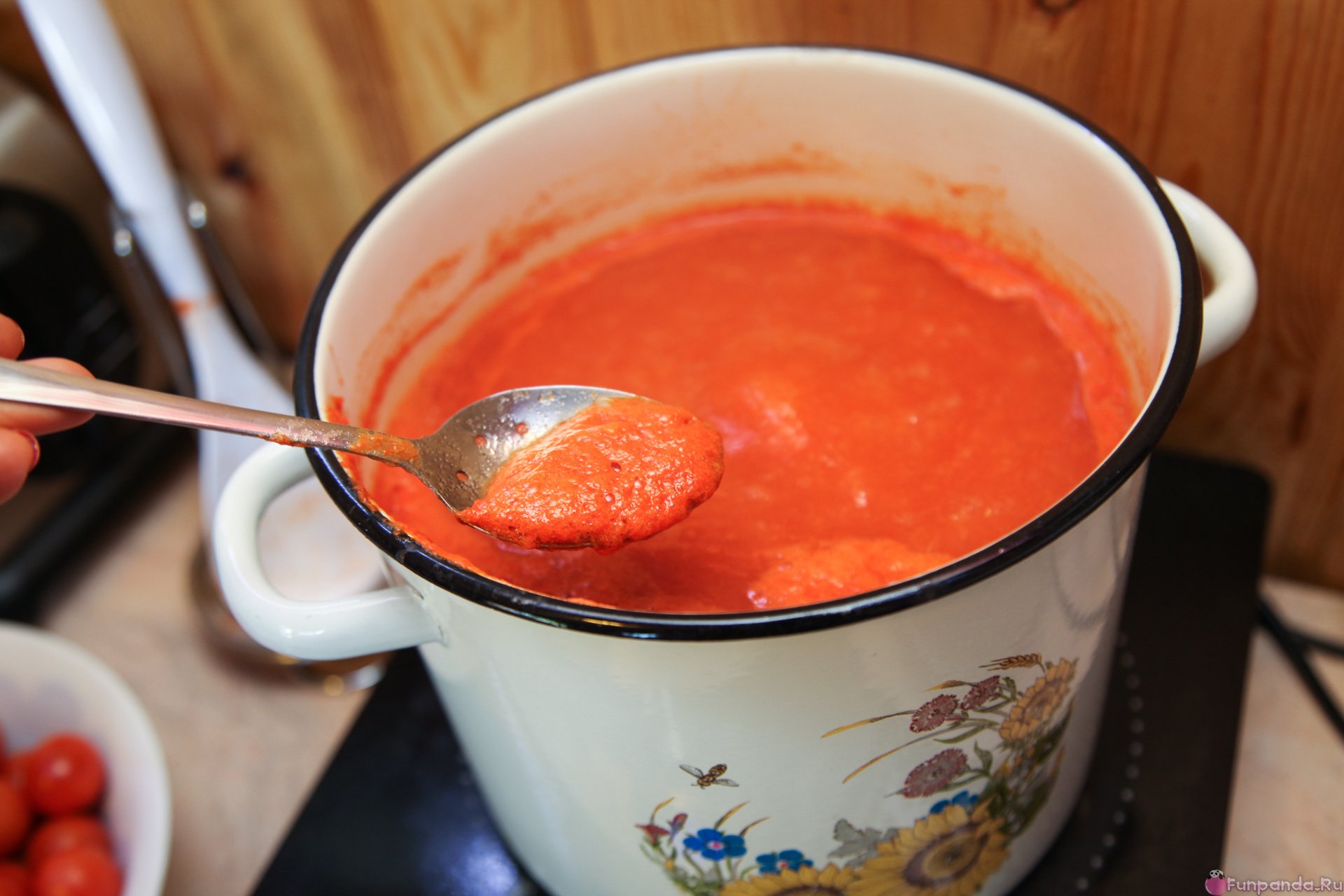 Как приготовить томатный сок в домашних. Томатный сок домашний. Томатный сок в кружке. Томатный сок по домашнему. Домашний сок из помидор.