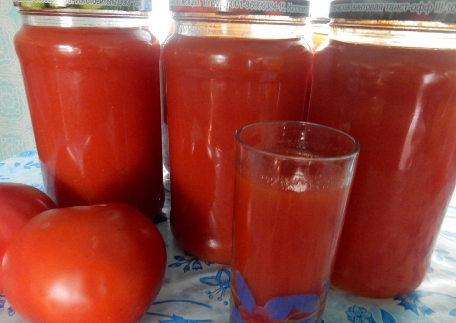 Как приготовить томатный сок в домашних. Томатный сок. Томатный сок домашний. Томатный сок на зиму. Домашний томатный сок в банке.