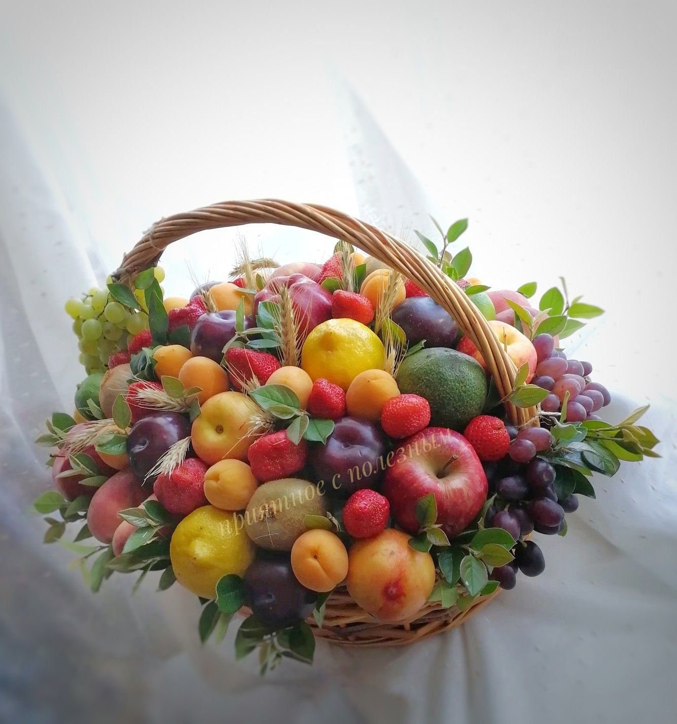 Подарочная корзина с фруктами и орехами в красивой упаковке