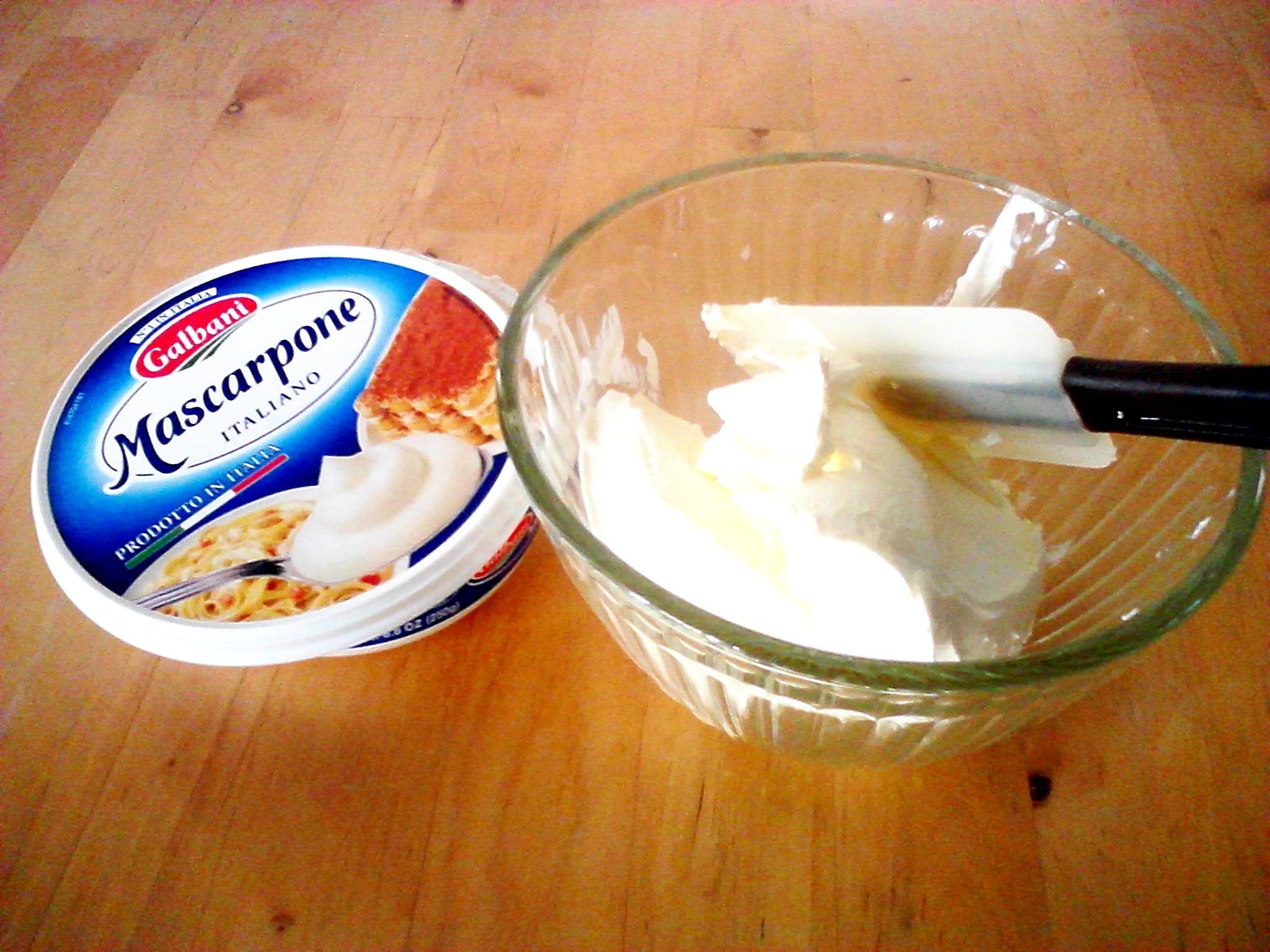 Крем чиз для торта какой лучше. Крем чиз маскарпоне. Сливочный сыр крем чиз. Сыр маскарпоне для крема чиз. Сыр творожный сливочный маскарпоне.
