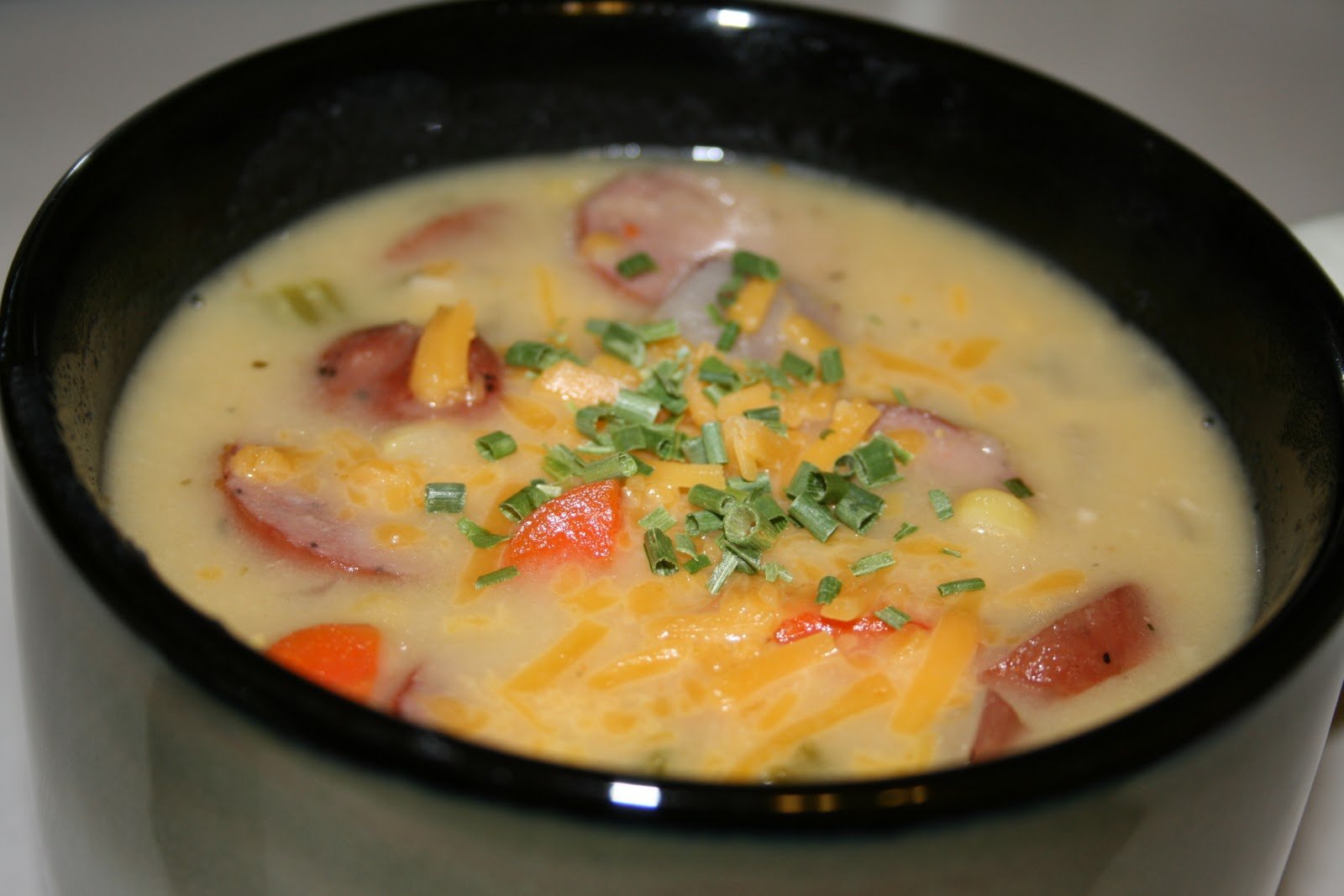 2017 году приготовили сырный суп. Сырный суп с копченостями и плавленным сыром. Суп с копченостями и плавленным сыром. Сырный суп с колбасой. Суп с колбасой и плавленным сыром.