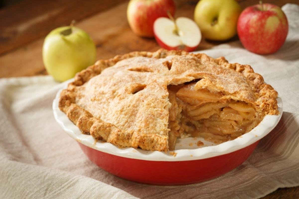 Шарлотка рецепт теста классический. Шарлотка американский пирог. Американский яблочный пирог. Эппл Пай пирог. Американский пирог с яблоками.