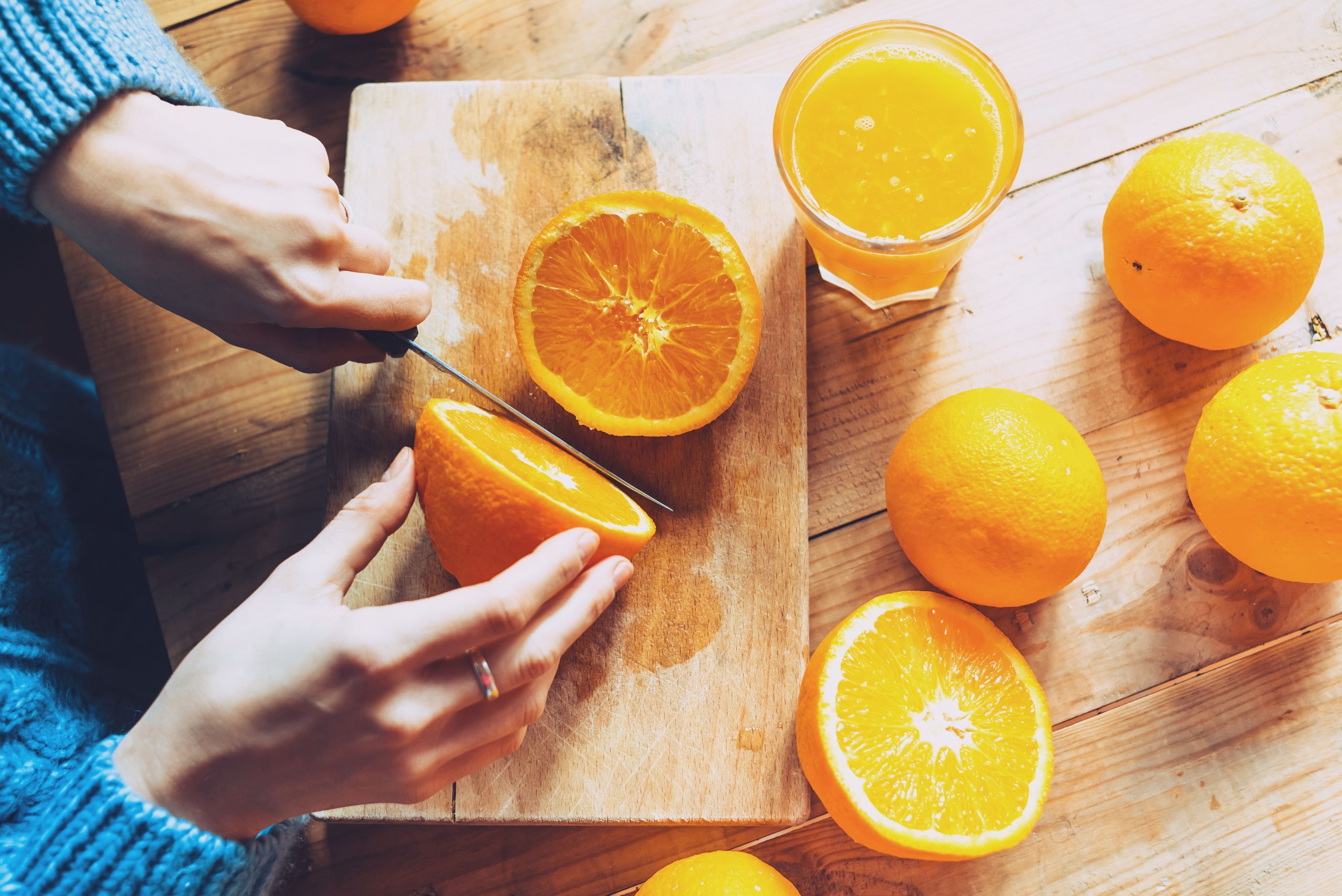 Сколько можно съедать апельсинов в день. Апельсины. Кушает апельсин. Витамины в апельсине. Оранжевые витаминки с апельсином.