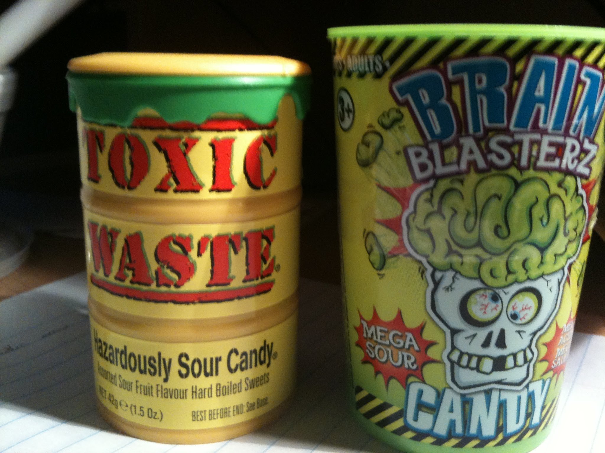 Бывший токсик. Токси Квей конфеты. Кислые конфеты. Самые кислые конфеты. Самые кислые конфеты в мире Toxic waste.