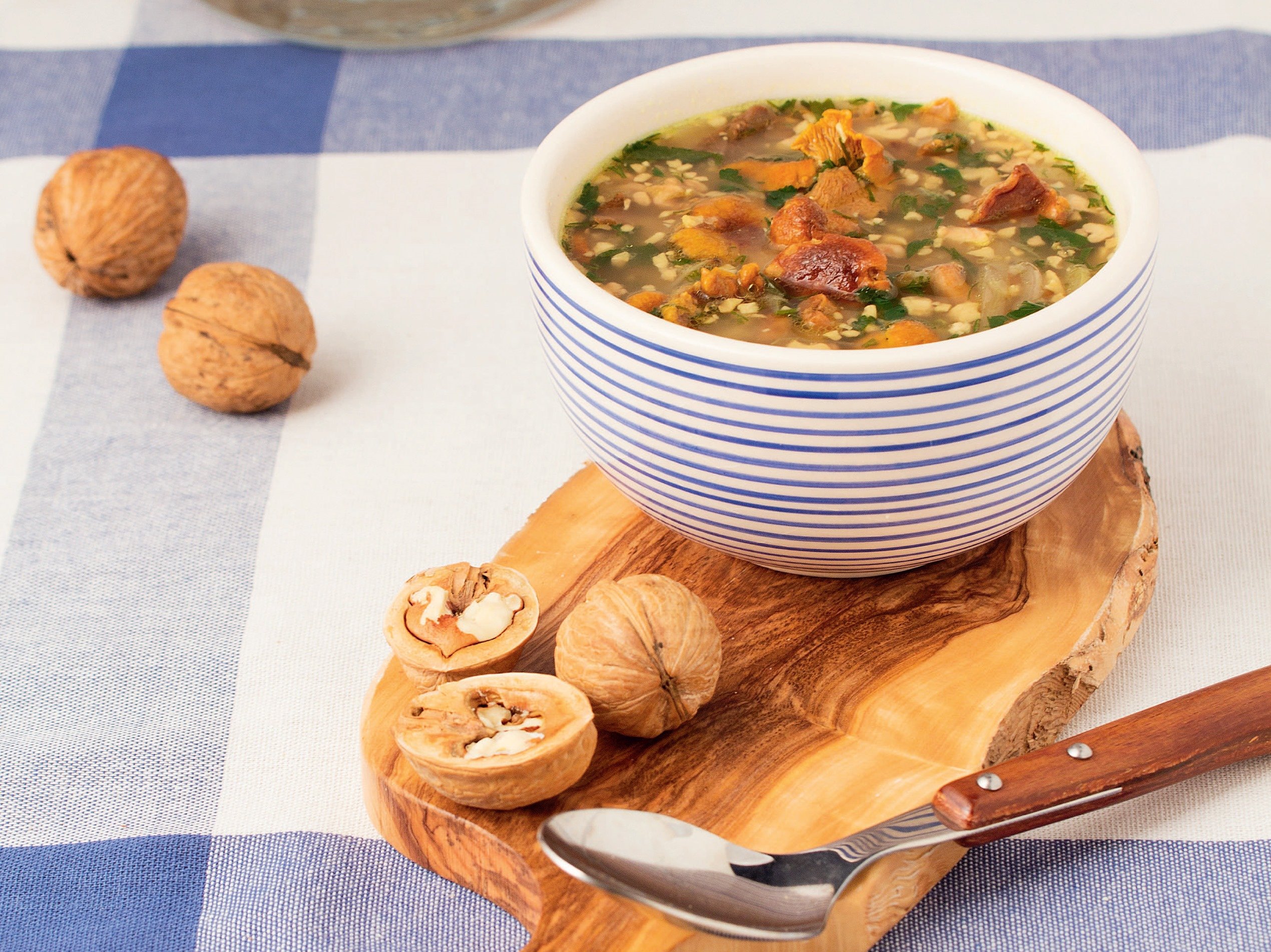 Ореховый суп. Ореховый суп для Рапунцель. Суп с орехами. Суп с грецкими орехами. Суп из грецких орехов.