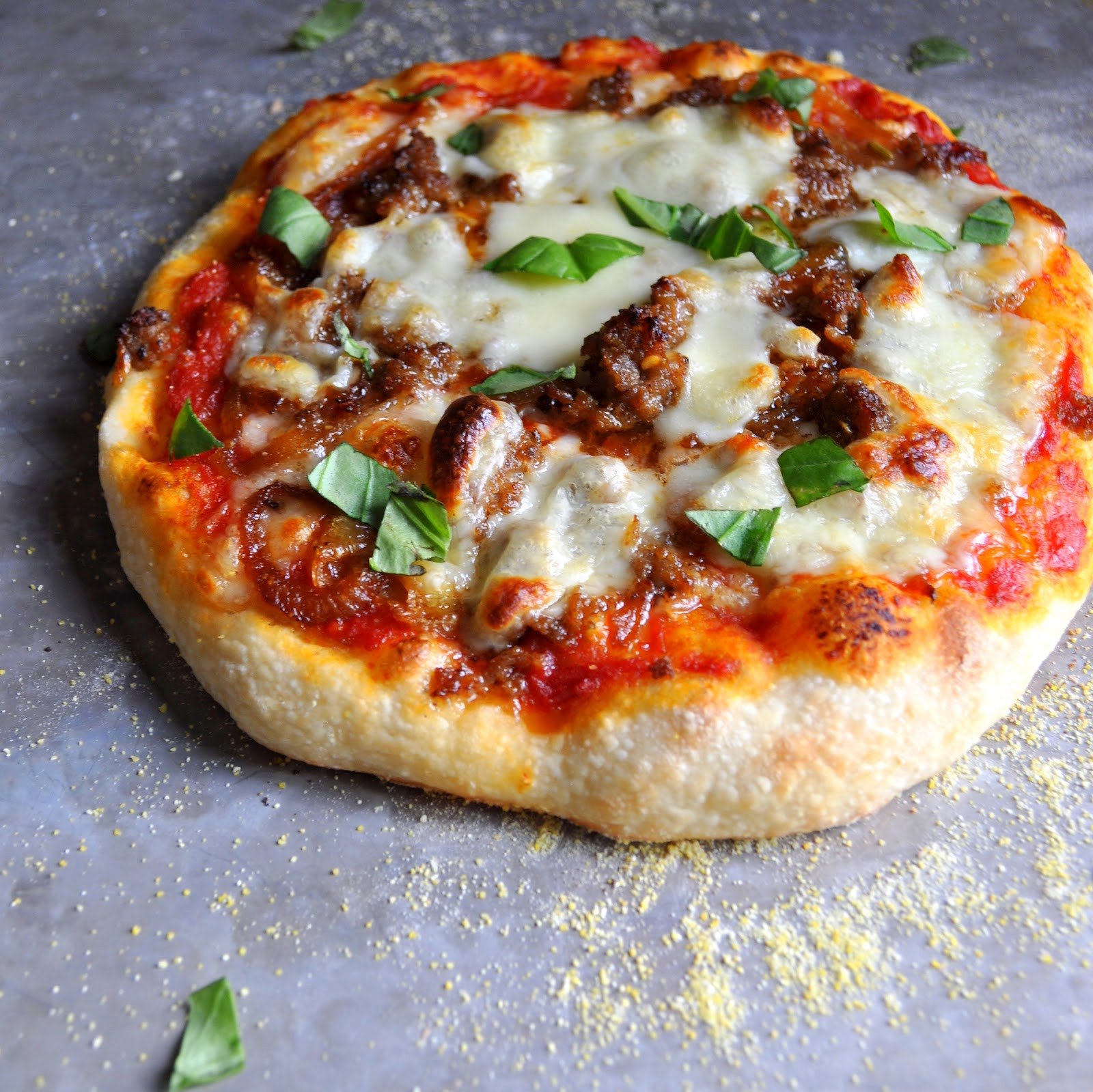 рецепт пиццы в духовке с колбасой без дрожжей домашней и сыром фото 73