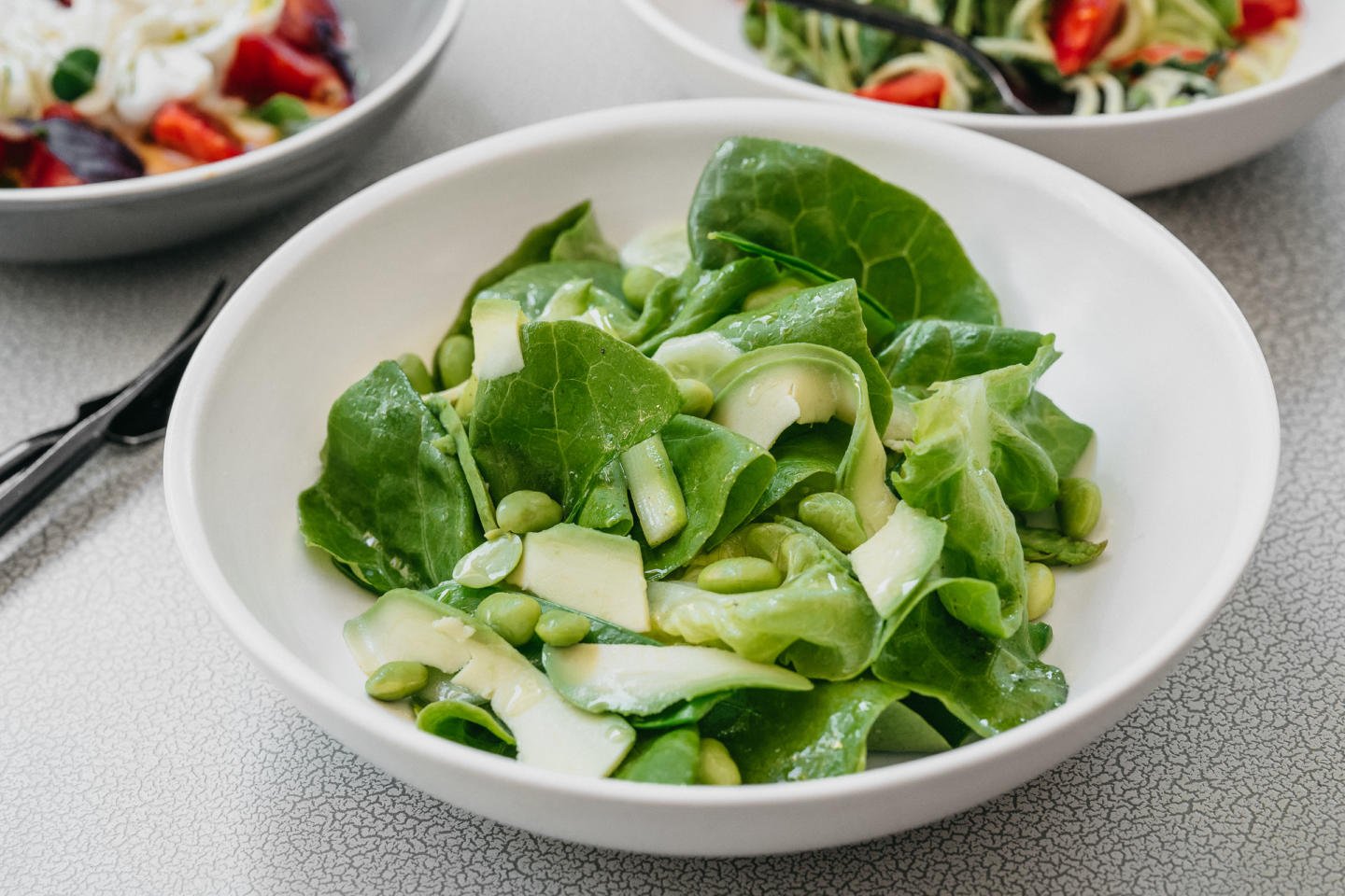 Зеленые овощи рецепты. Зеленый салат. Салат латук. Салат из зеленых овощей. Зеленый салат с авокадо.