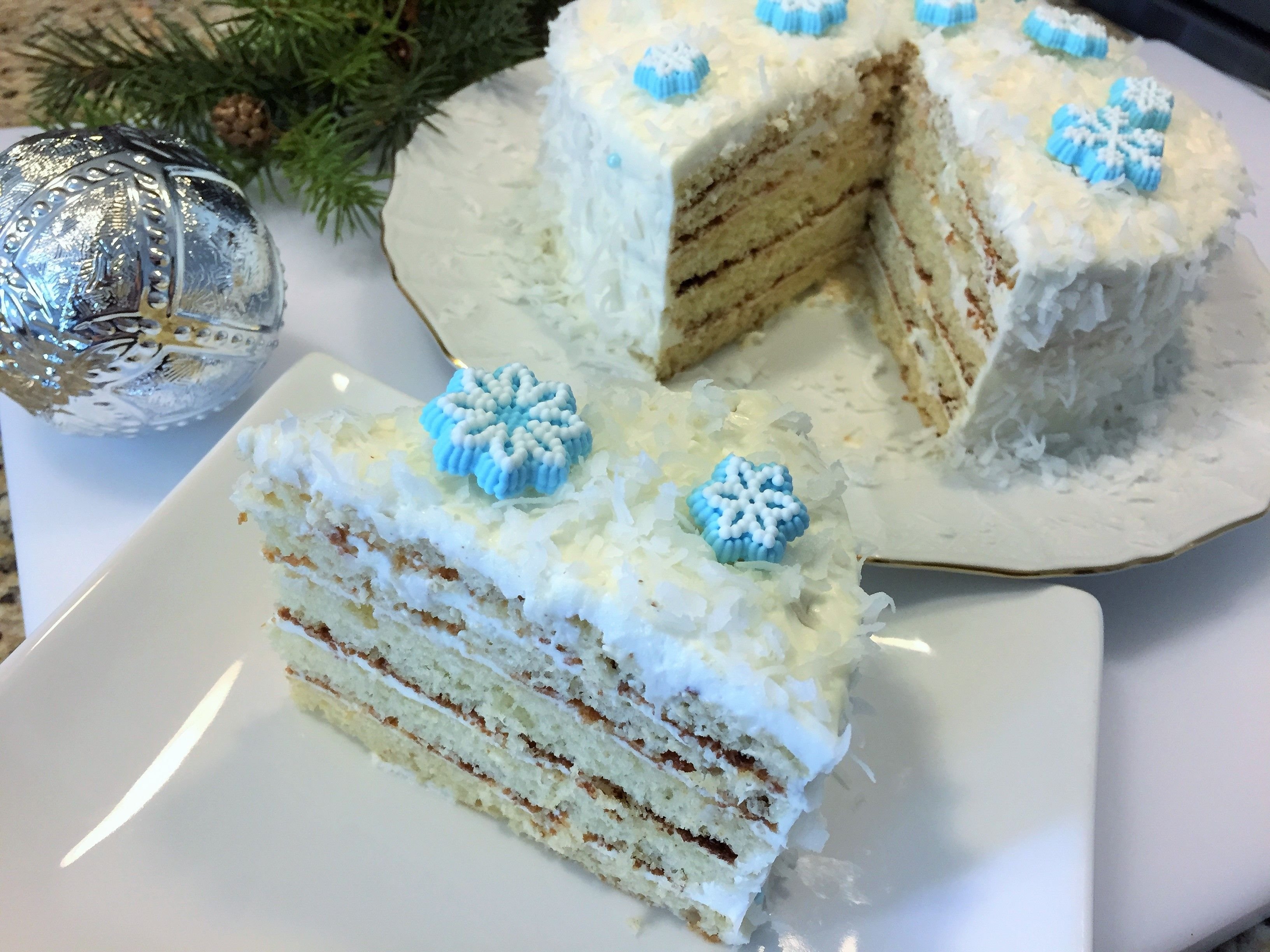 Зимние торты рецепты. Новогодний торт. Украшение новогоднего торта. Оригинальное украшение новогодних тортов. Украшение торта кокосовой стружкой.