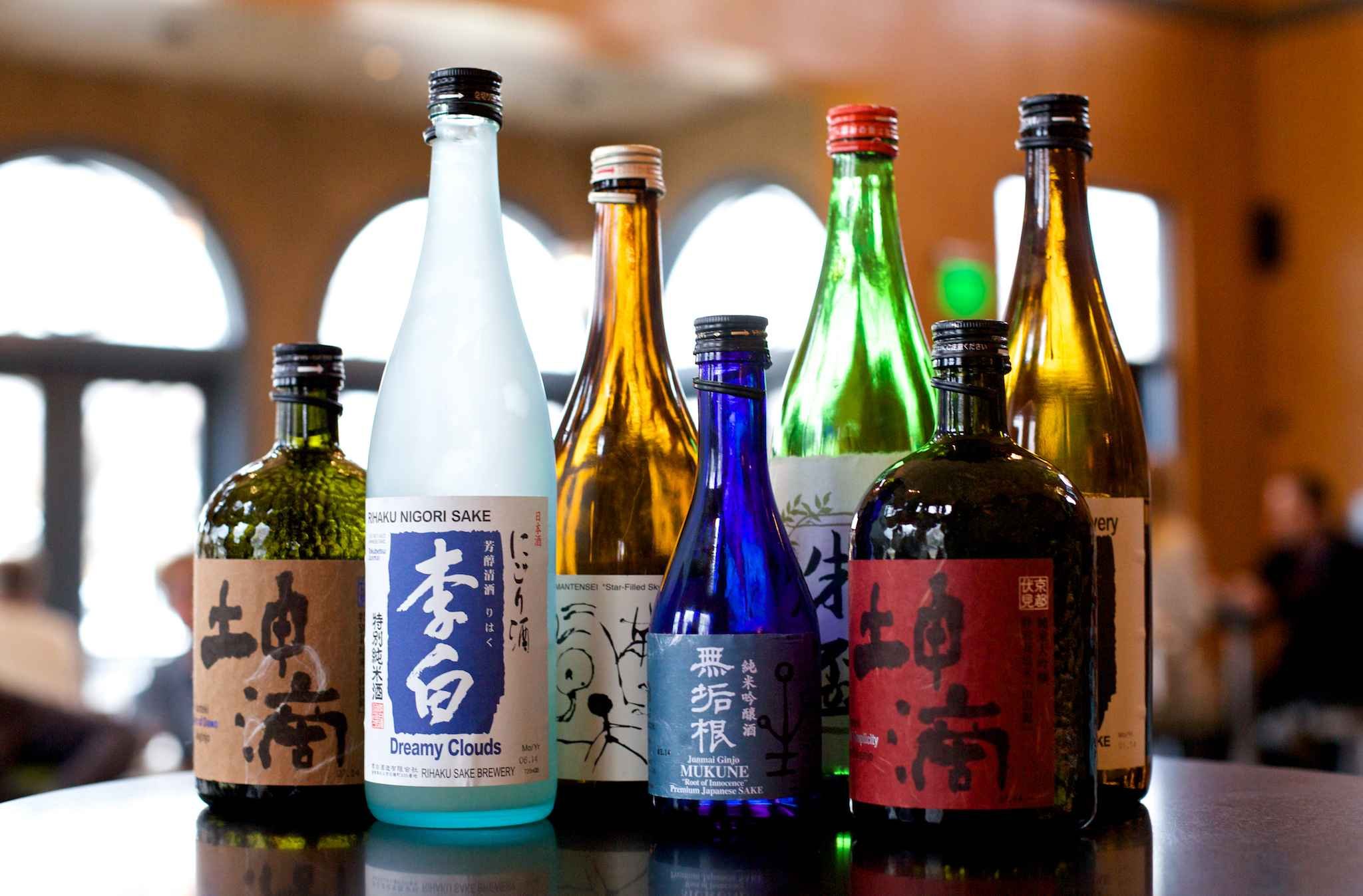Японский алкогольный напиток. Национальный напиток Японии сакэ. Культура Японии сакэ. Национальный алкогольный напиток Японии. Алкогольные напитки в Японии.