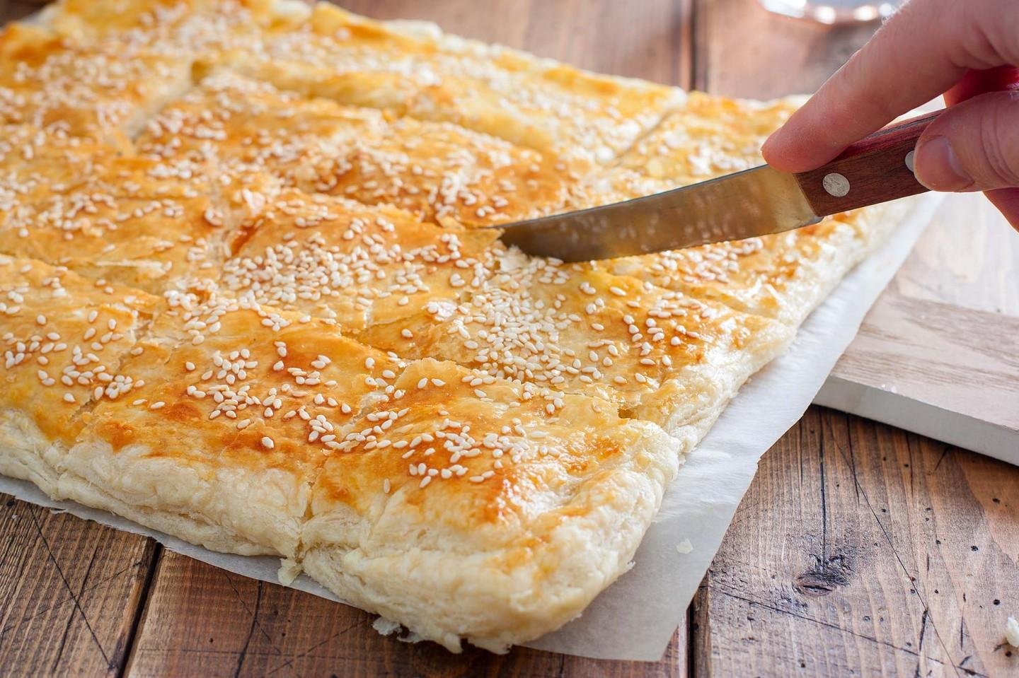 Пирог с сыром из слоеного теста рецепт