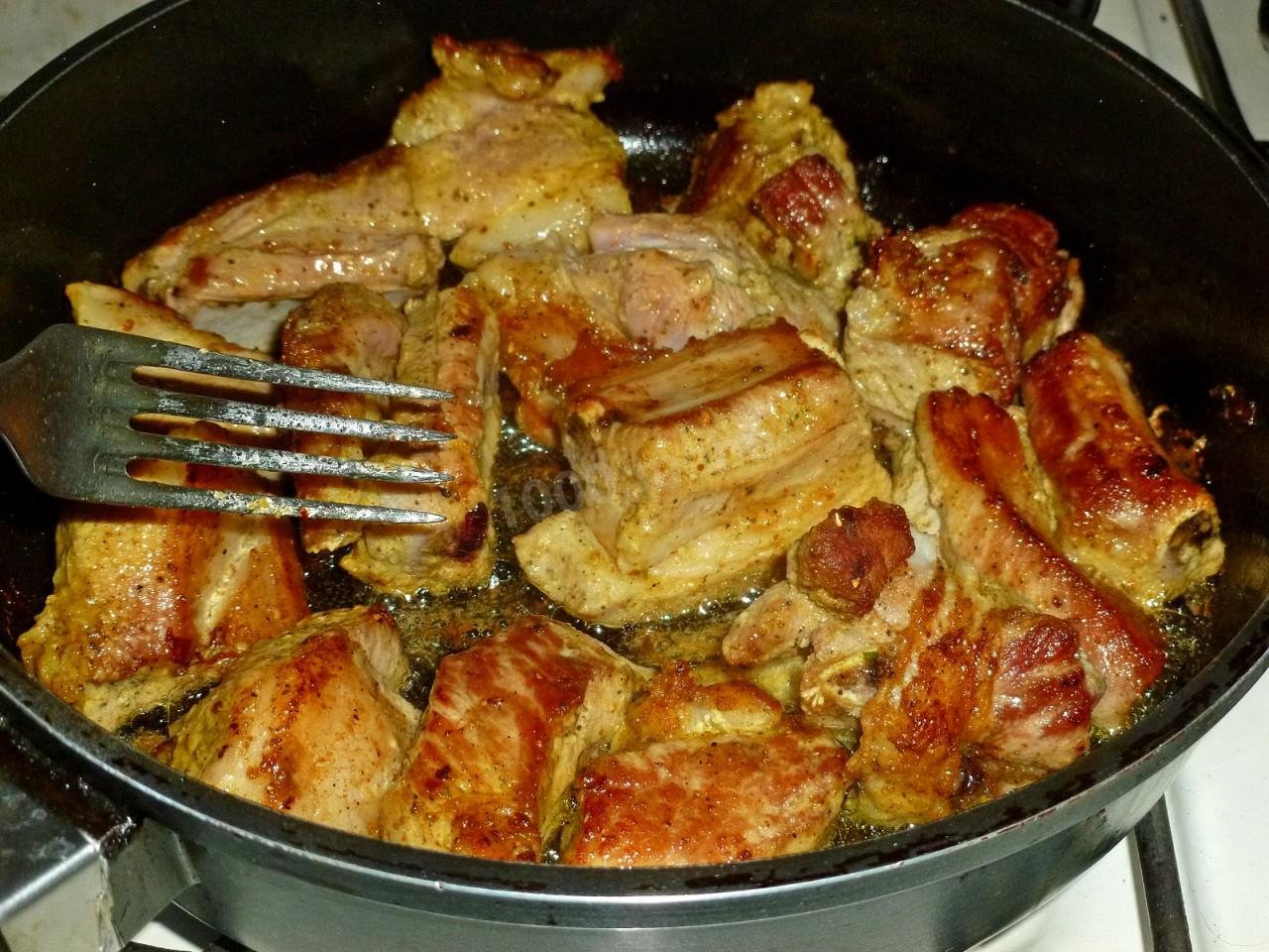 Что сделать из мяса быстро и вкусно. Свинина на сковороде. Свиные рёбрышки на сковороде. Рёбра свиные на сковороде. Жареные ребра на сковороде.