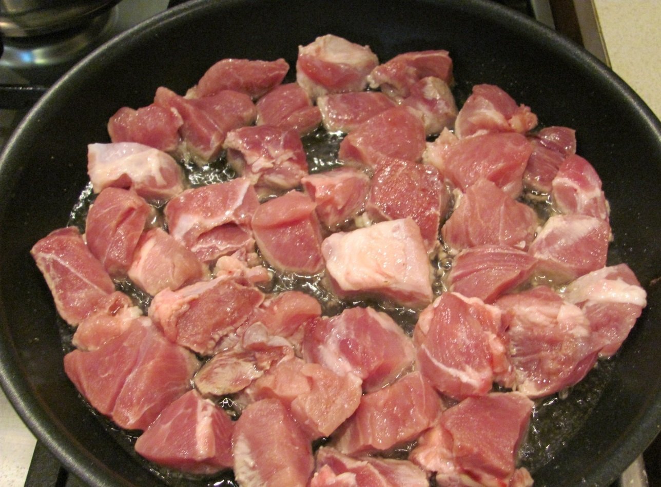 Жарим говядину кусочками. Мясо на сковороде. Свинину на сковороде. Жареное мясо. Кусочек жареного мяса.
