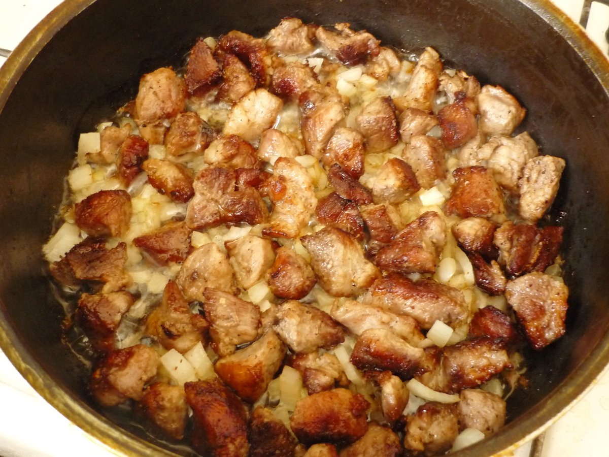 Вкусно приготовить свинину на сковороде кусочками сочную. Свинина кусочками на сковороде. Свинина жареная кусочками. Кусочек жареного мяса. Жареное мясо на сковороде.