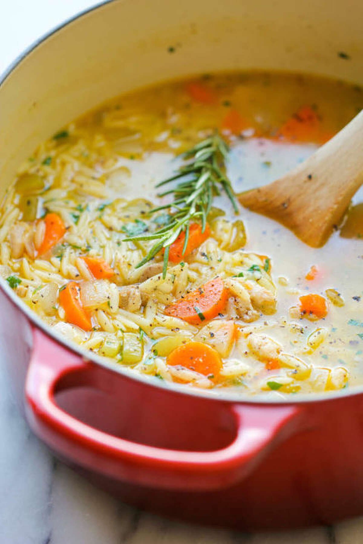 Вкусный суп на бульоне. Суп с орзо. Суп с пастой орзо. Овощной суп минестроне. Куриный суп с пастой орзо.