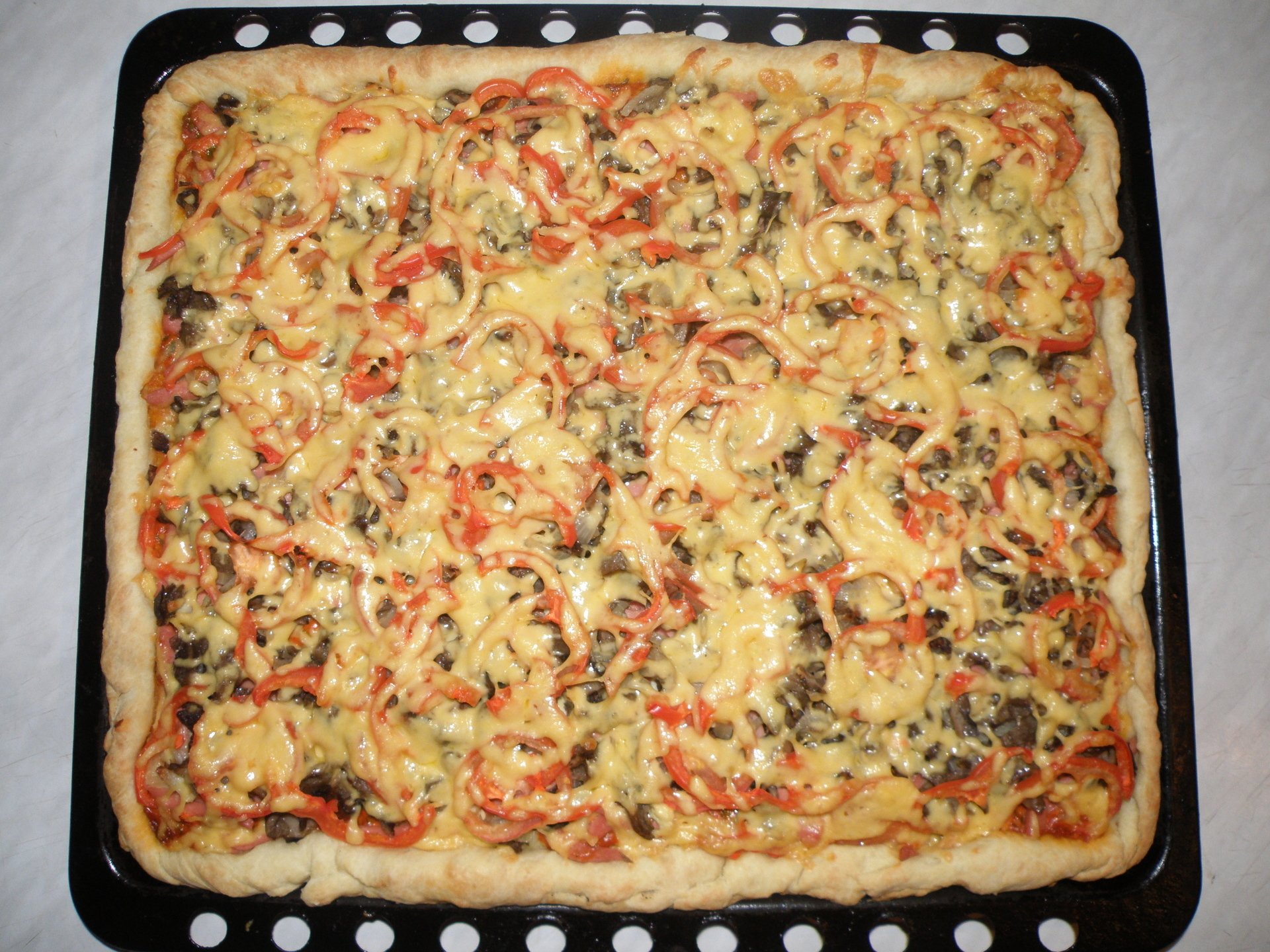 рецепт домашней пиццы без дрожжей в духовке с колбасой и сыром и помидорами фото 87