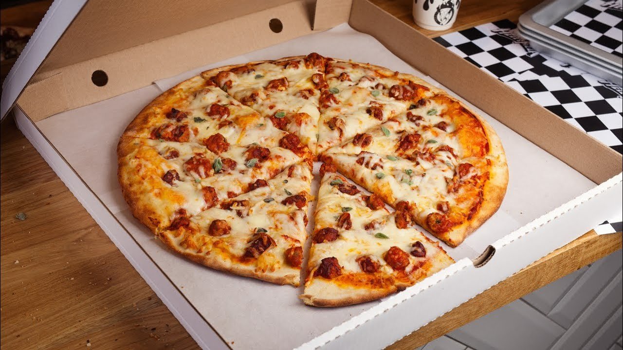 Стоковые фотографии по запросу Пицца на столе