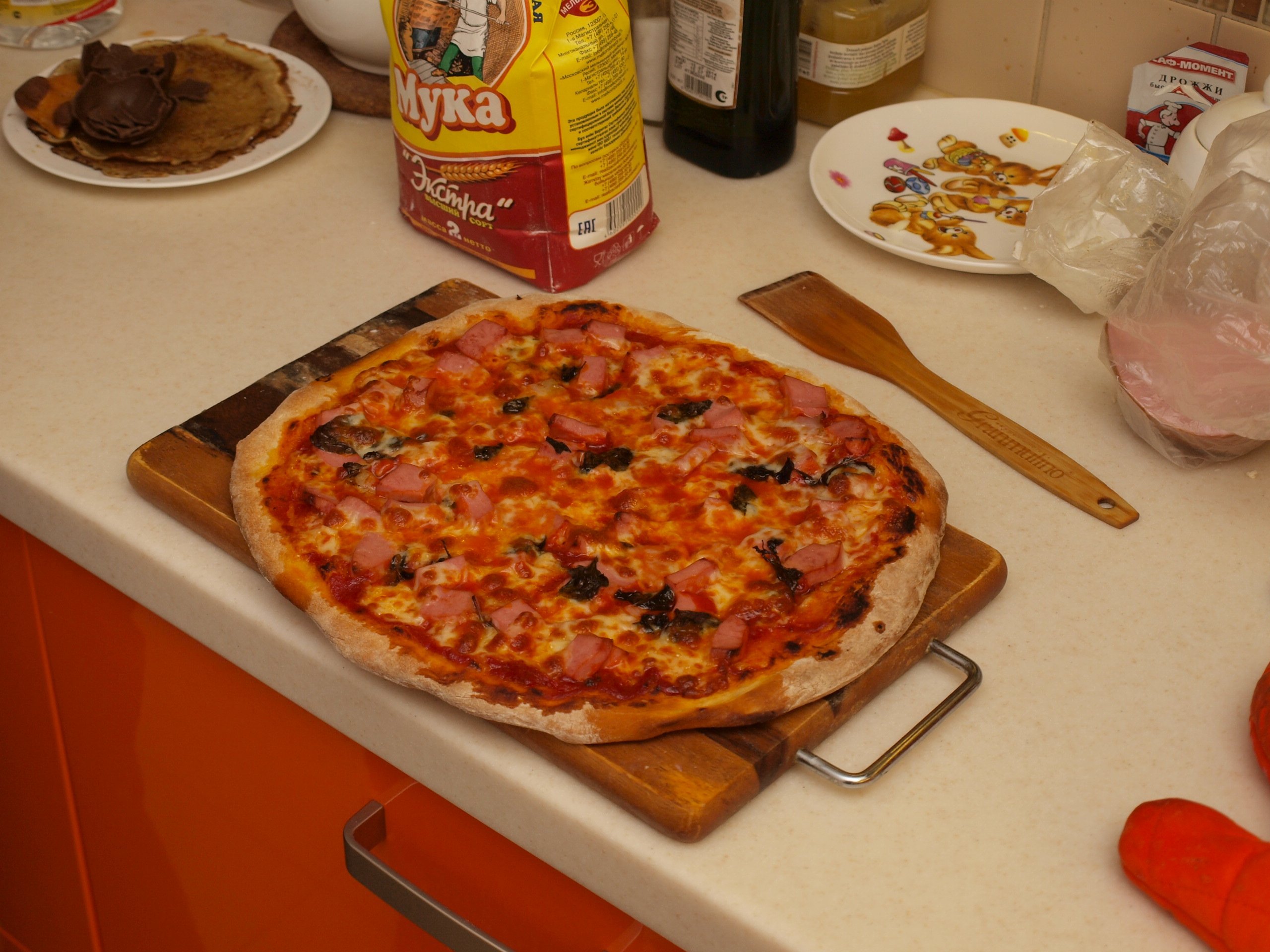 Домашняя пицца 10. Пицца домашняя. Пицца домашняя на столе. Дом пиццы. Шикарная домашняя пицца.