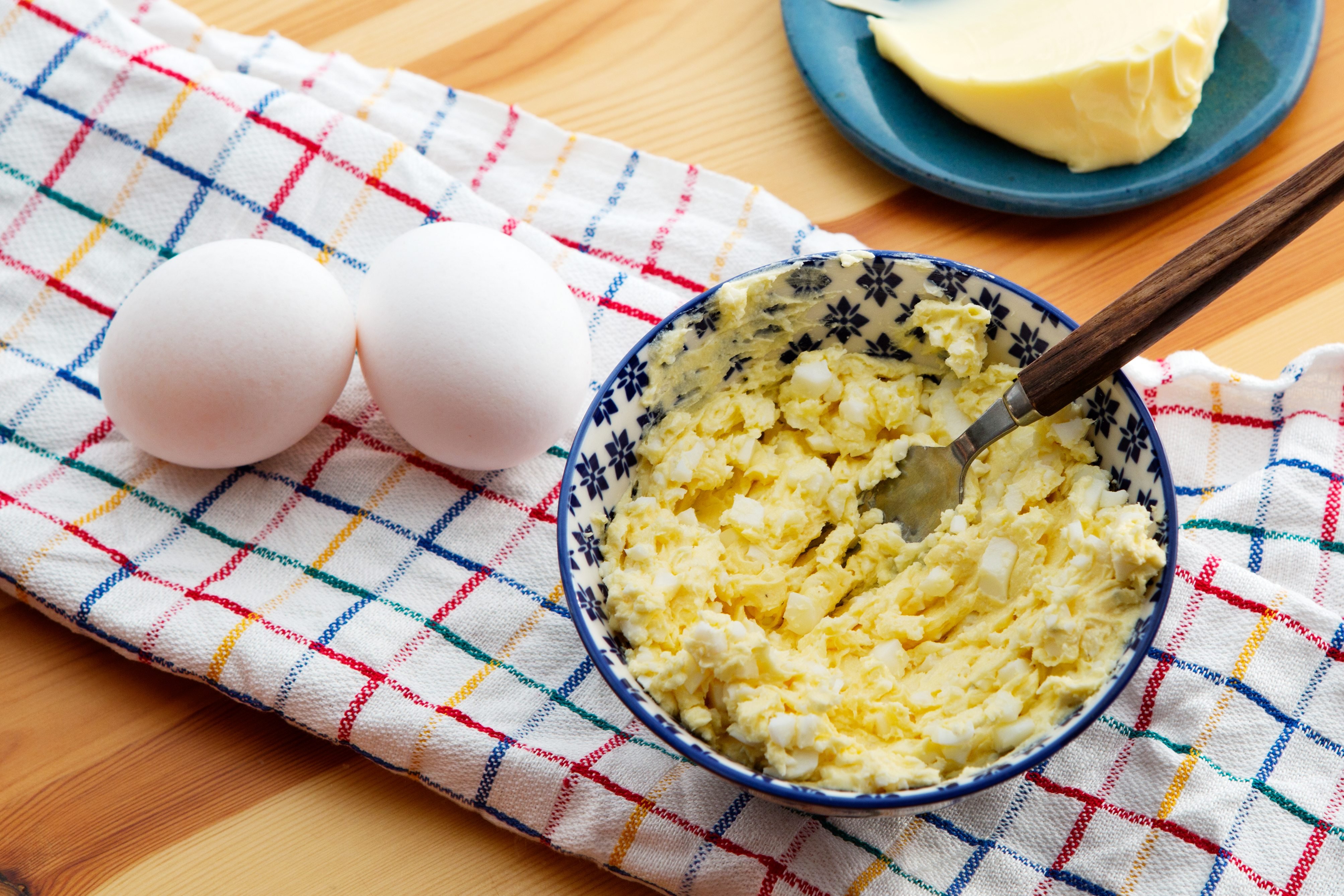 При гастрите можно яйца вареные. Яйца со сливочным маслом. Яичная каша. Кето завтрак из яиц. Яйца и сыр.