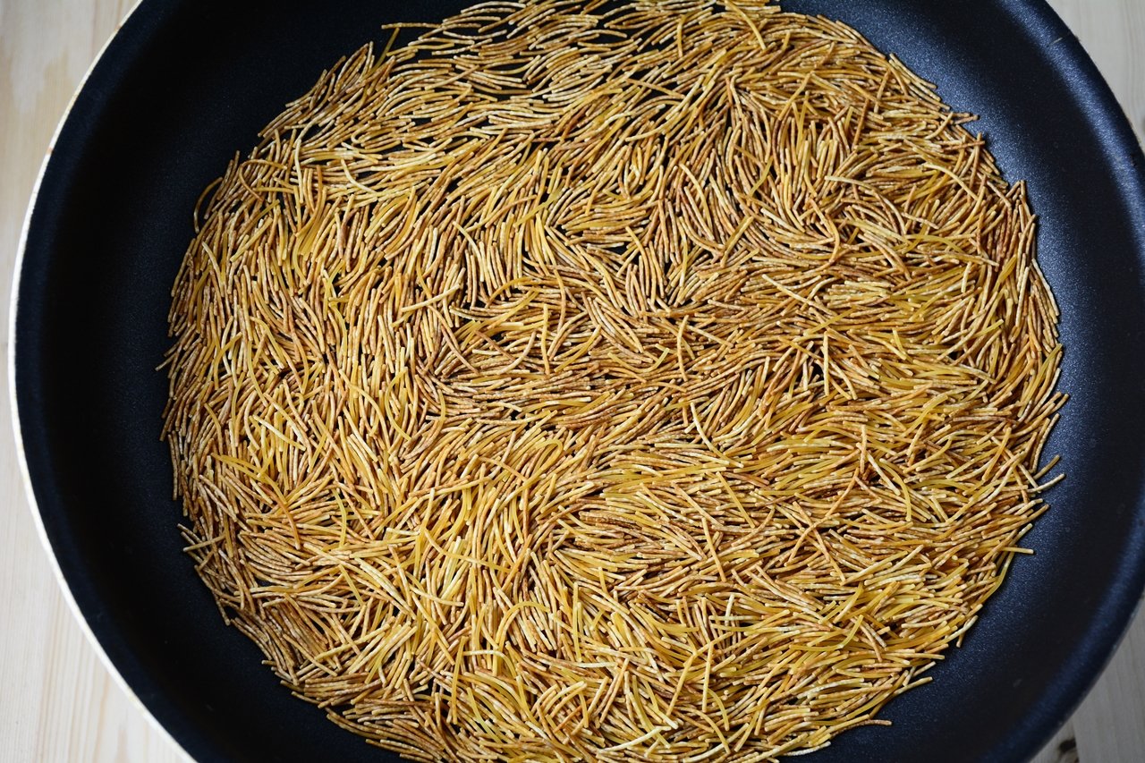Как подготовить рис для плова. Длинный рис для плова. Плов с вермишелью. Азербайджанский рис. Азербайджанский рис для плова.