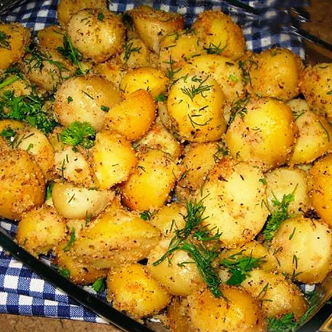 Рецепт молодой картошки в духовке. Картошка на праздничный стол. Картошка с чесноком в духовке. Картофель запеченный с чесноком. Вареный картофель на праздничный стол.