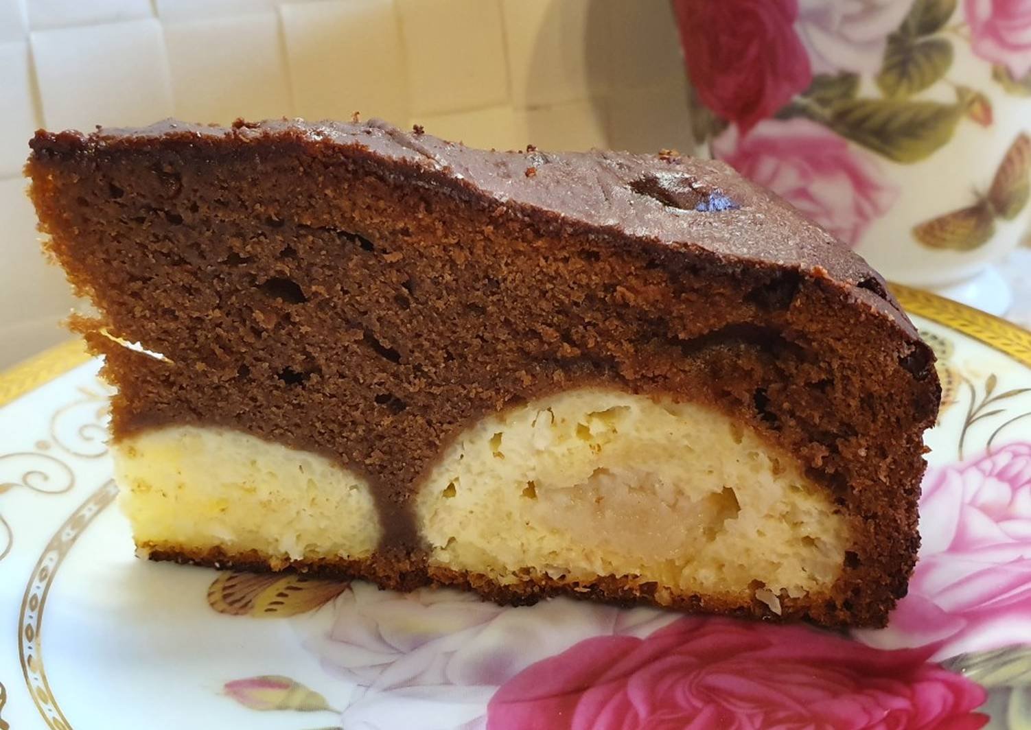 Просто кухня шоколадно творожный пирог. Шоколадно творожный пирог. Торт с творожными шариками. Пирог с творожными шариками. Пирог на кефире с творожным шариками.