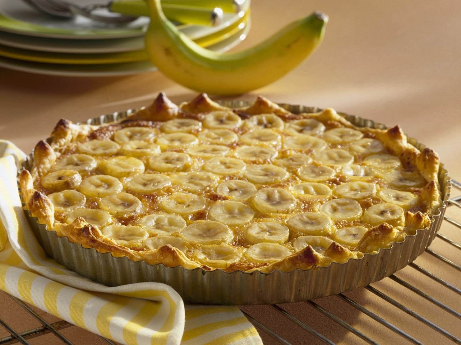 Рецепты нежных пирогов в духовке. Пирог с бананом. Пирог с бананом в духовке. Банановый пирог в духовке. Песочный пирог с бананом.