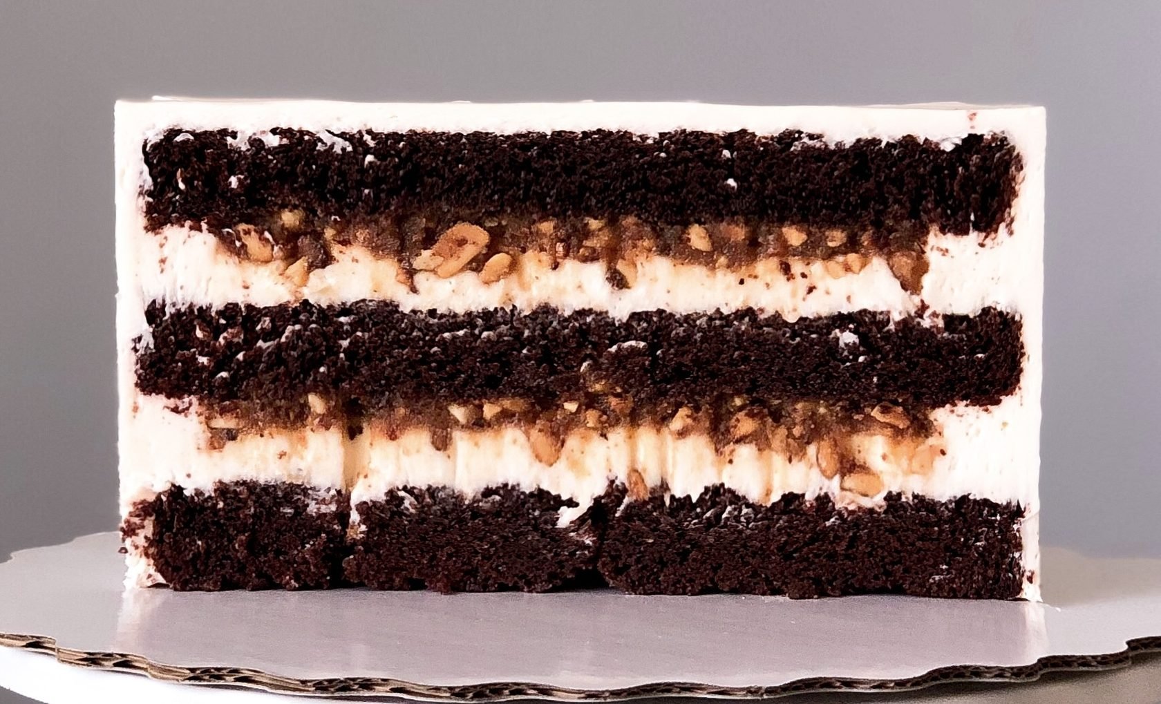 Начинки торта фото. Торт Сникерс с кремом чиз. Торт шоколадный бисквит с кремом чиз. Шоколадный торт Сникерс Лучано.