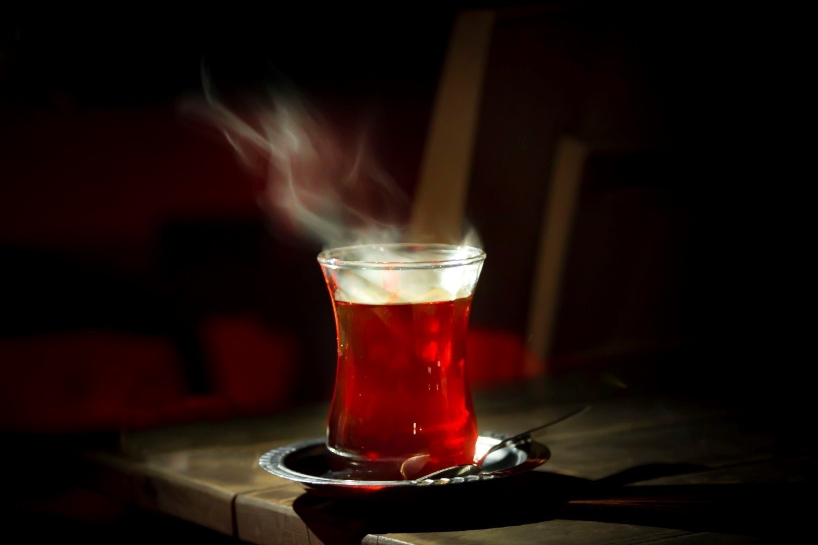 Бардак по турецки. Турецкий чай. Турецкие стаканчики для чая. Бардак чай. Турецкий чай на черном фоне.