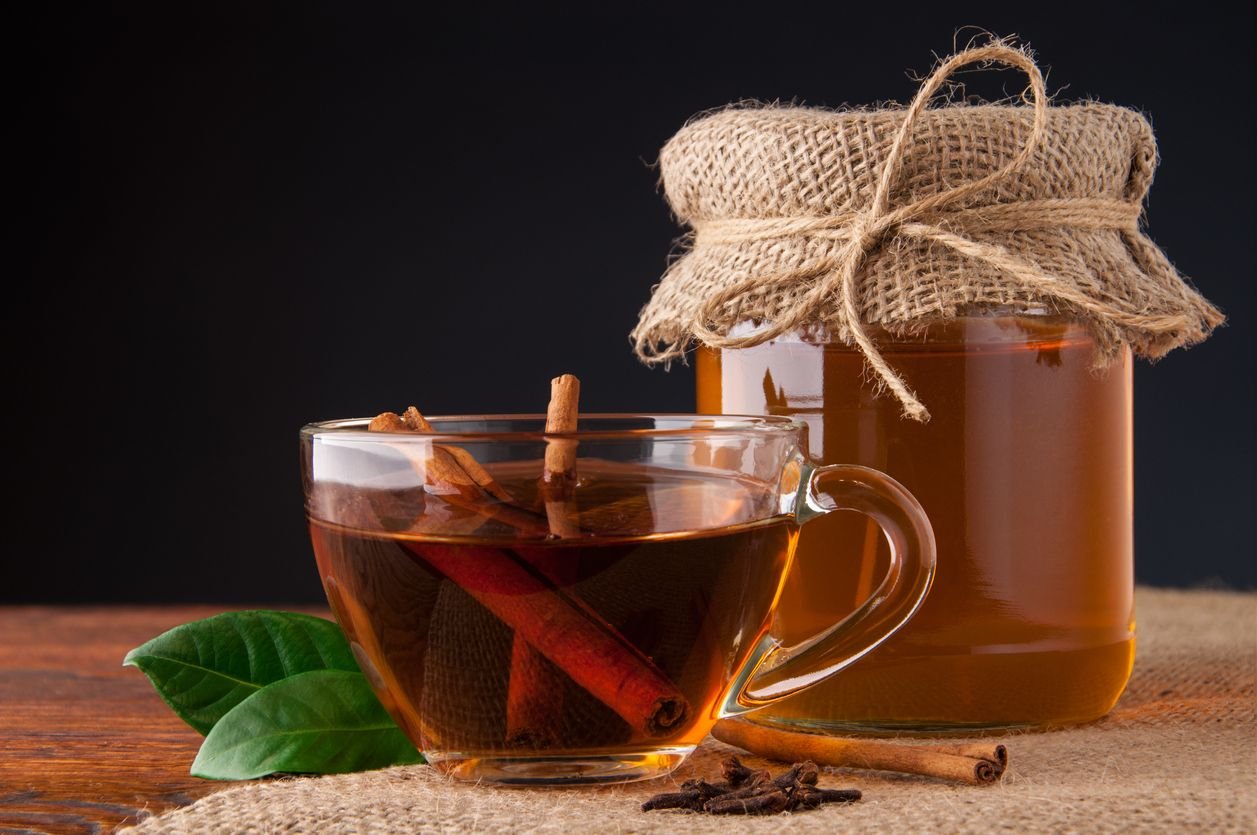Чай с медом вред. Чай с медом. Горячий чай. Чай с корицей. Мед с чаем.