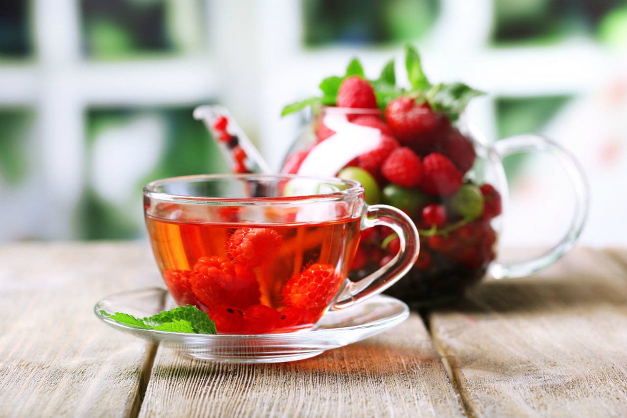Можно при температуре пить чай с малиной. Ягодный чай. Чай с малиной. Малиновый чай. Фруктово-ягодный чай.